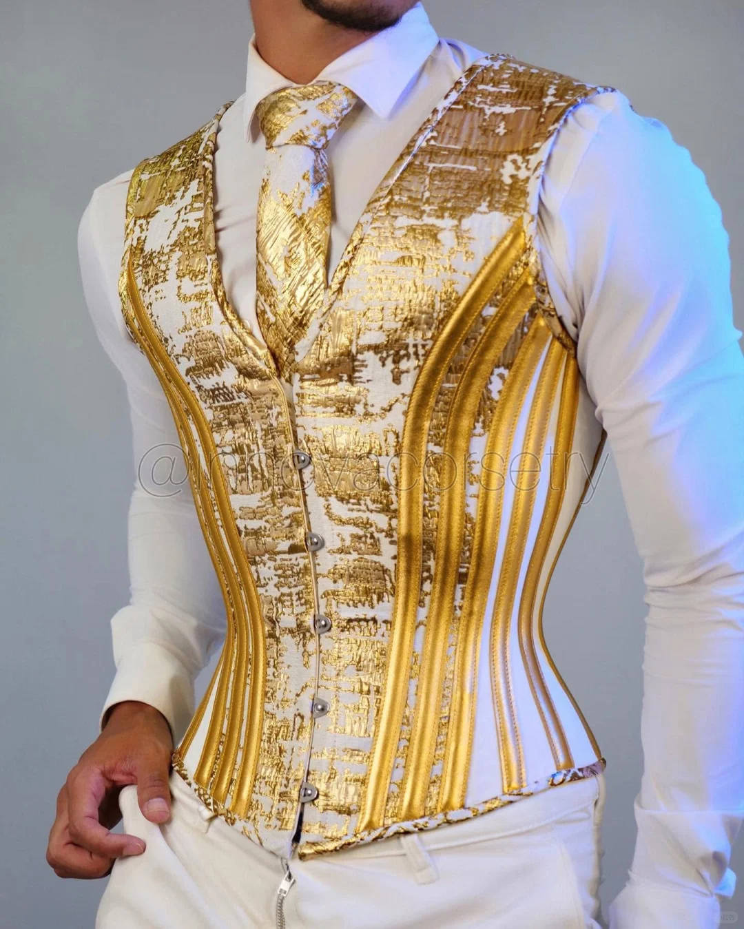 Men in corsets 穿紧身胸衣的男人