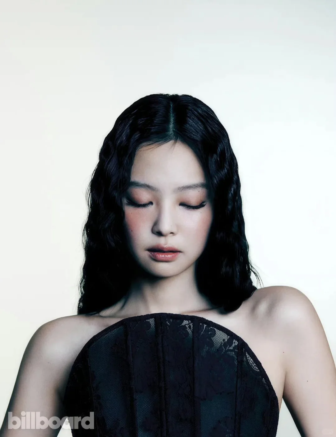 Jennie“腿精”上线酷辣女王范儿！