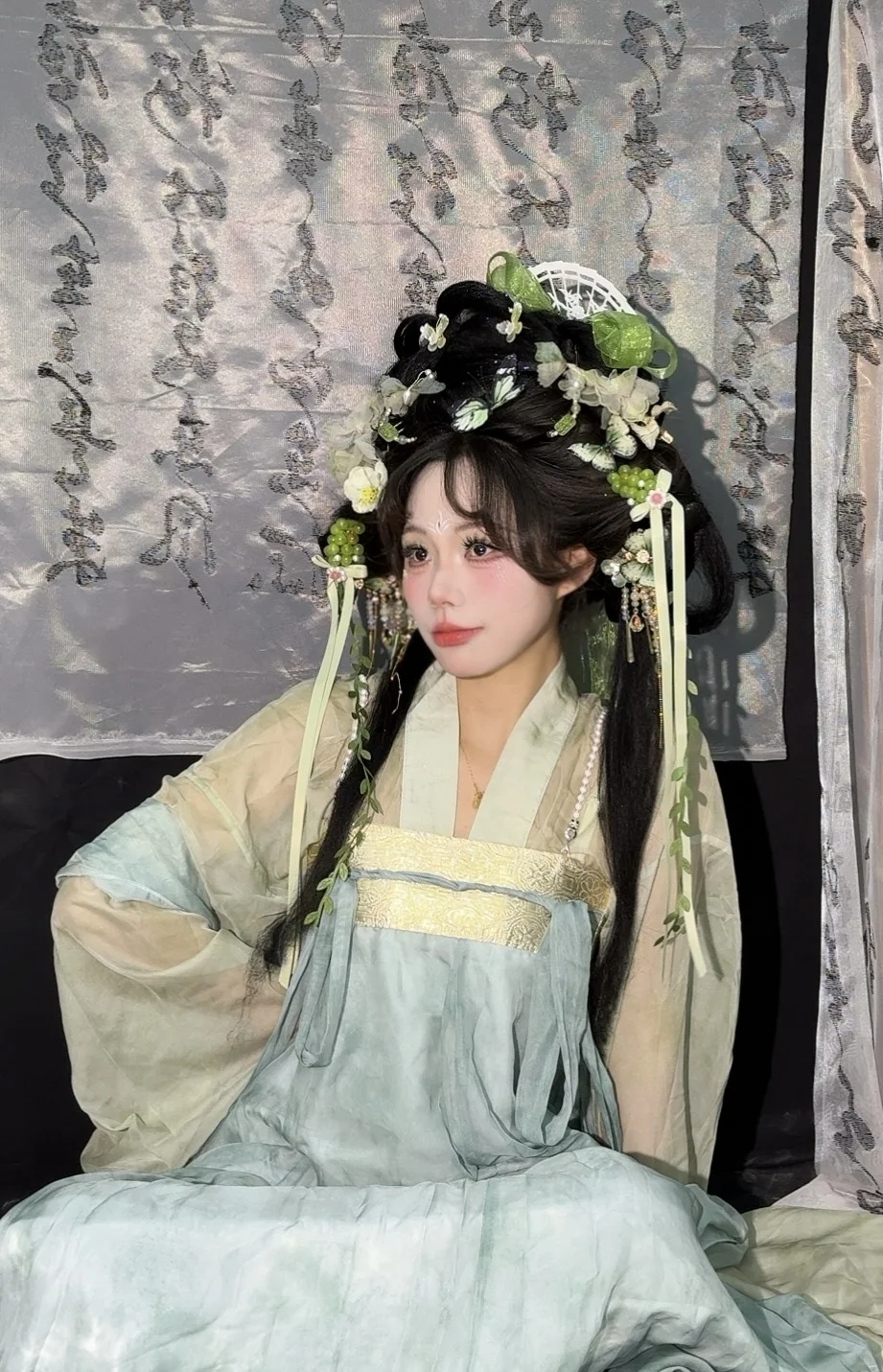 她真的很会画花神妆绿色汉服也完美适配