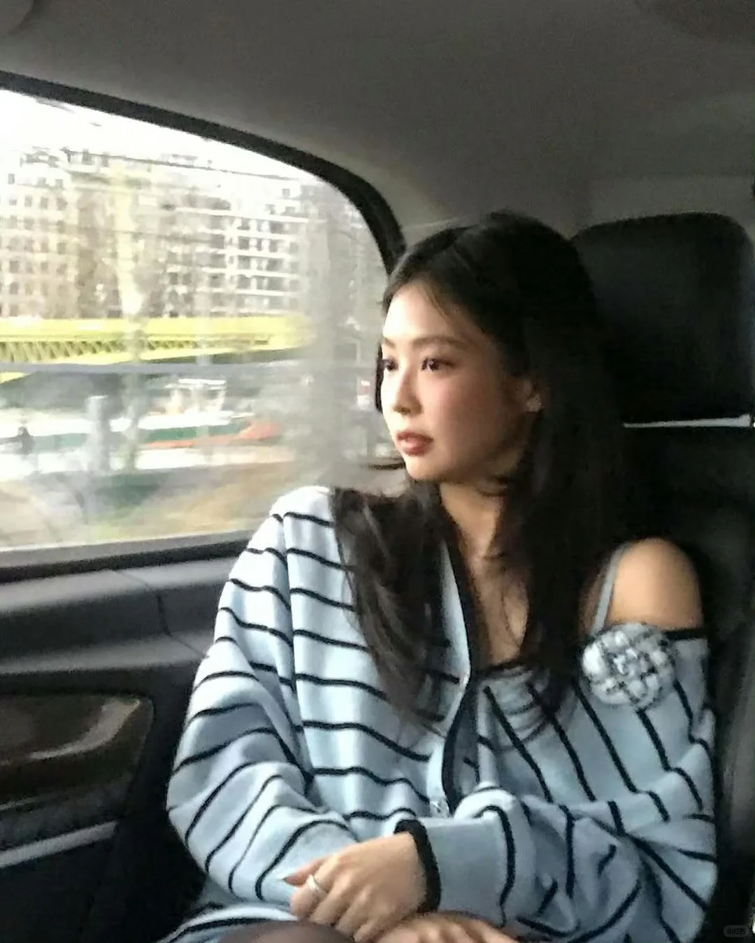 Jennie针织开衫甜辣私服穿搭！慵懒又性感！