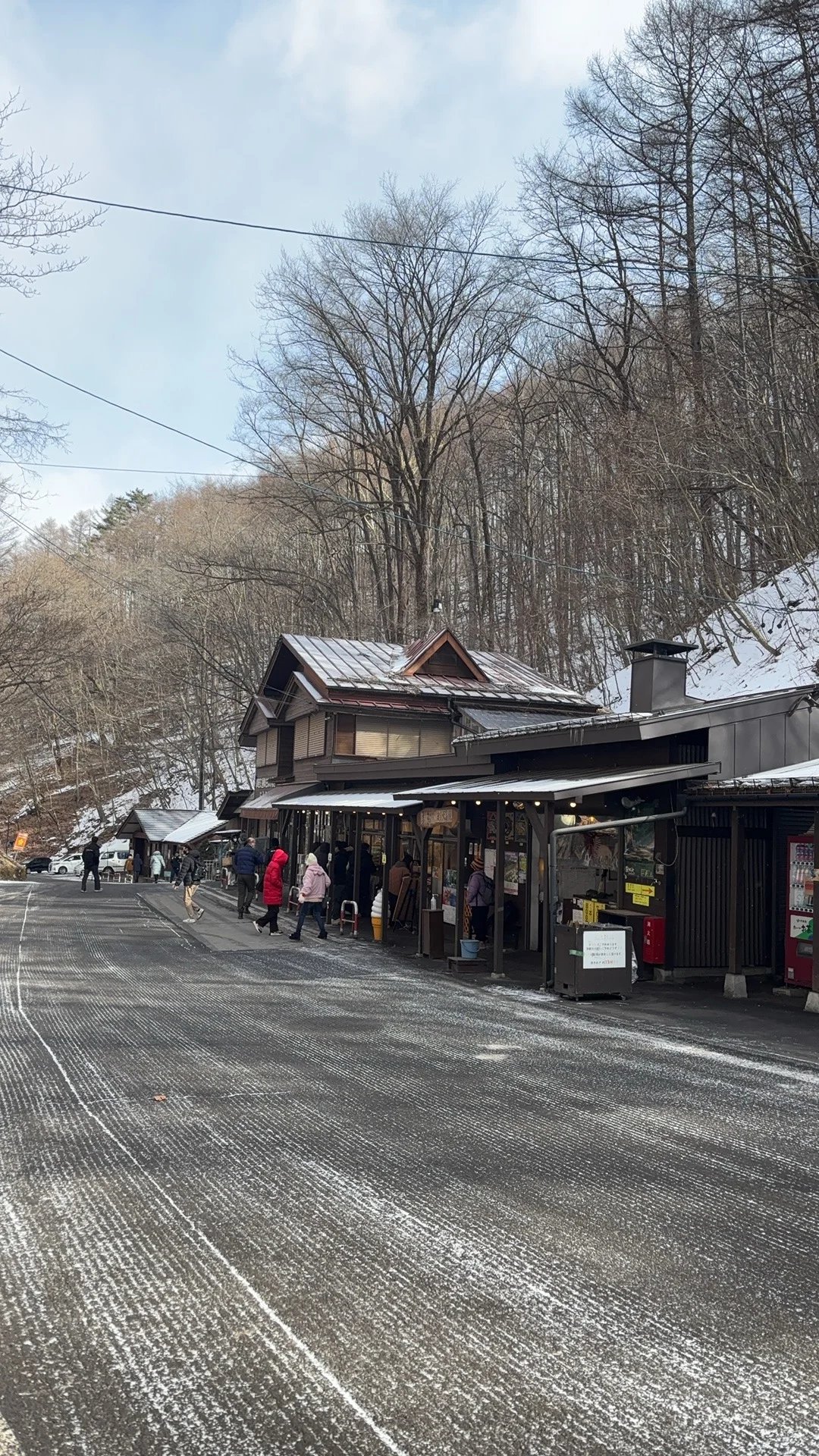 轻井泽 白丝瀑布 冬天下着雪花 看着非常美