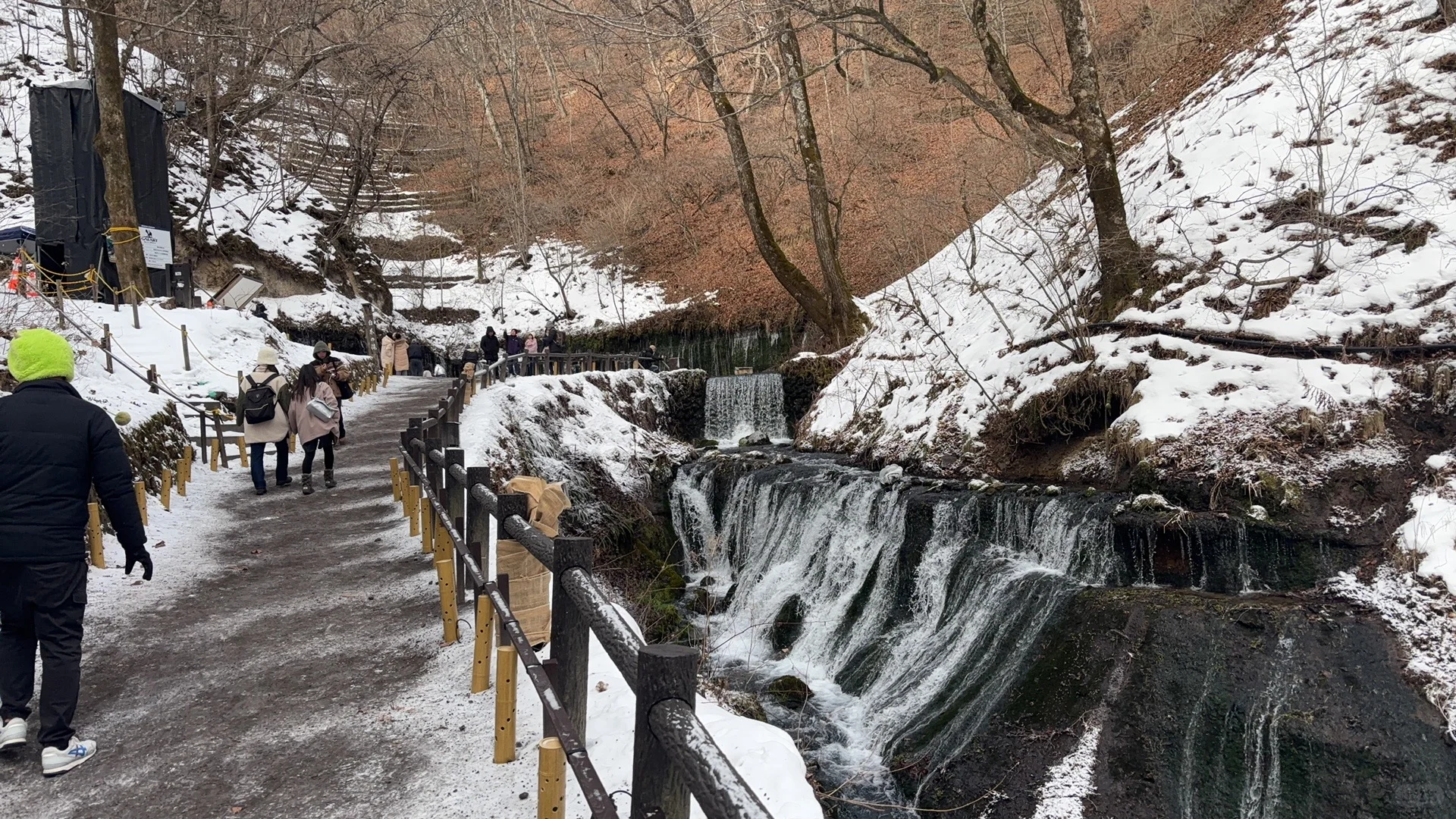 轻井泽 白丝瀑布 冬天下着雪花 看着非常美