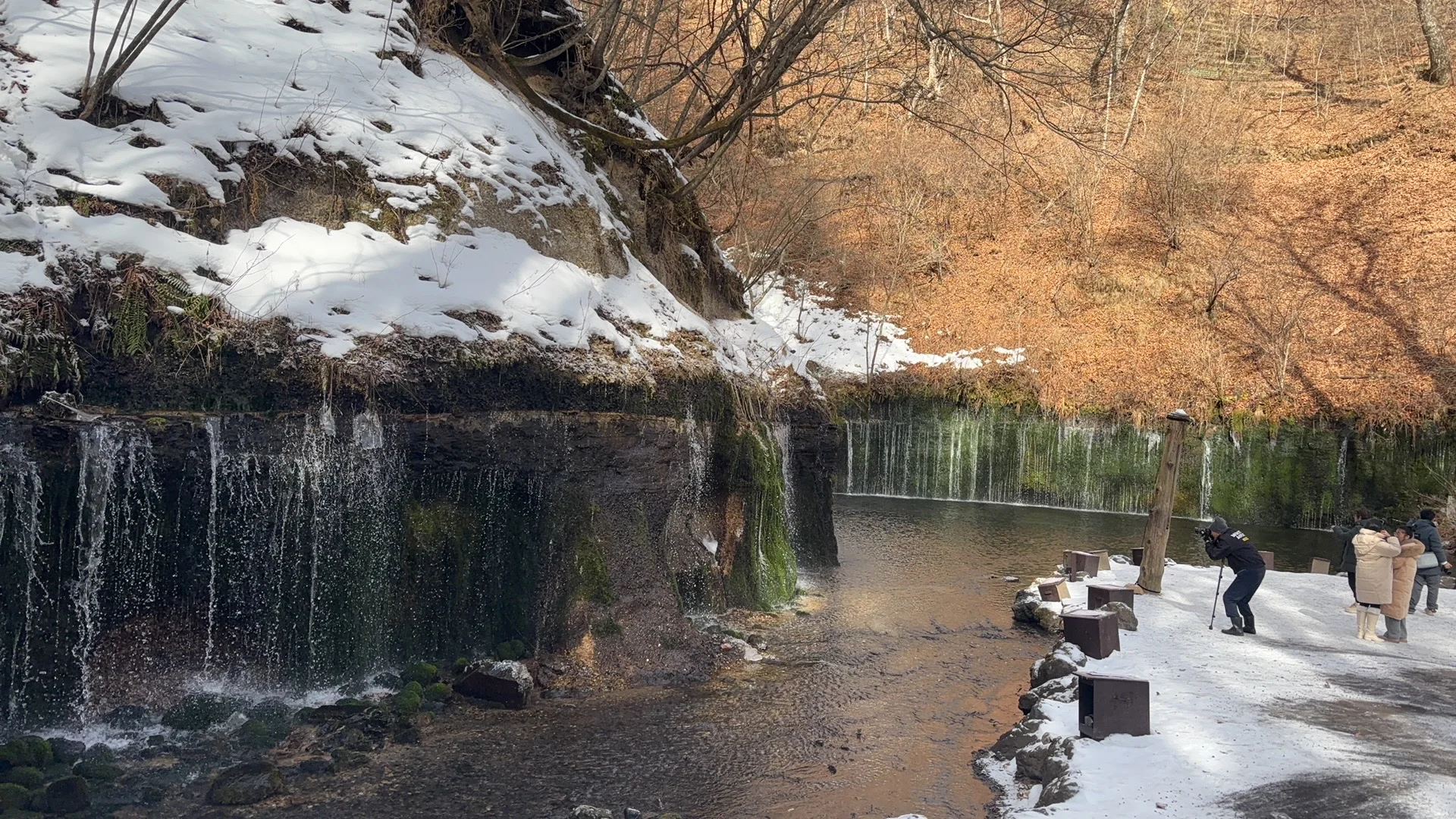 轻井泽 白丝瀑布 冬天下着雪花 看着非常美