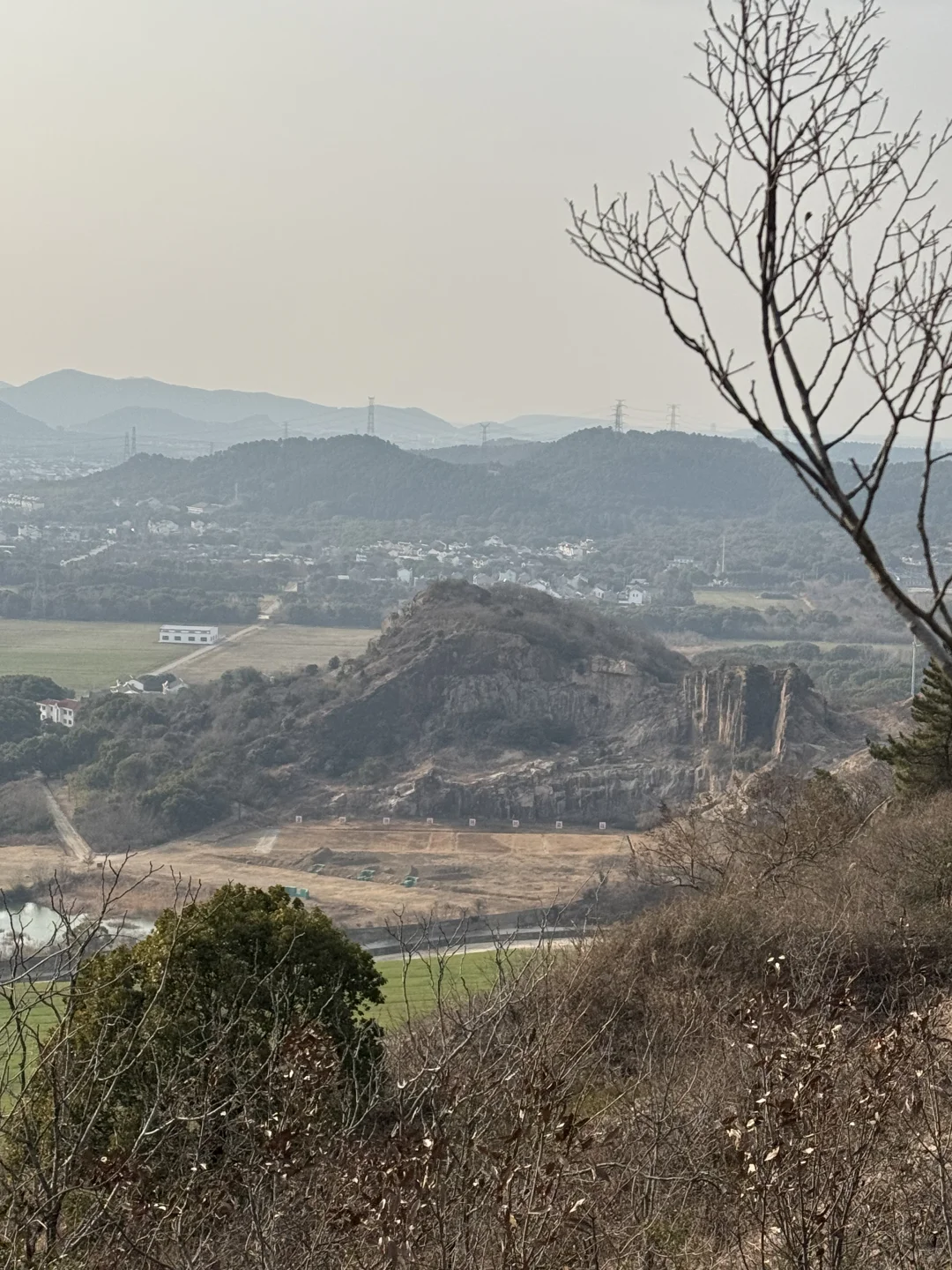 用脚步丈量自然，高颜值运动女孩的爬山之旅