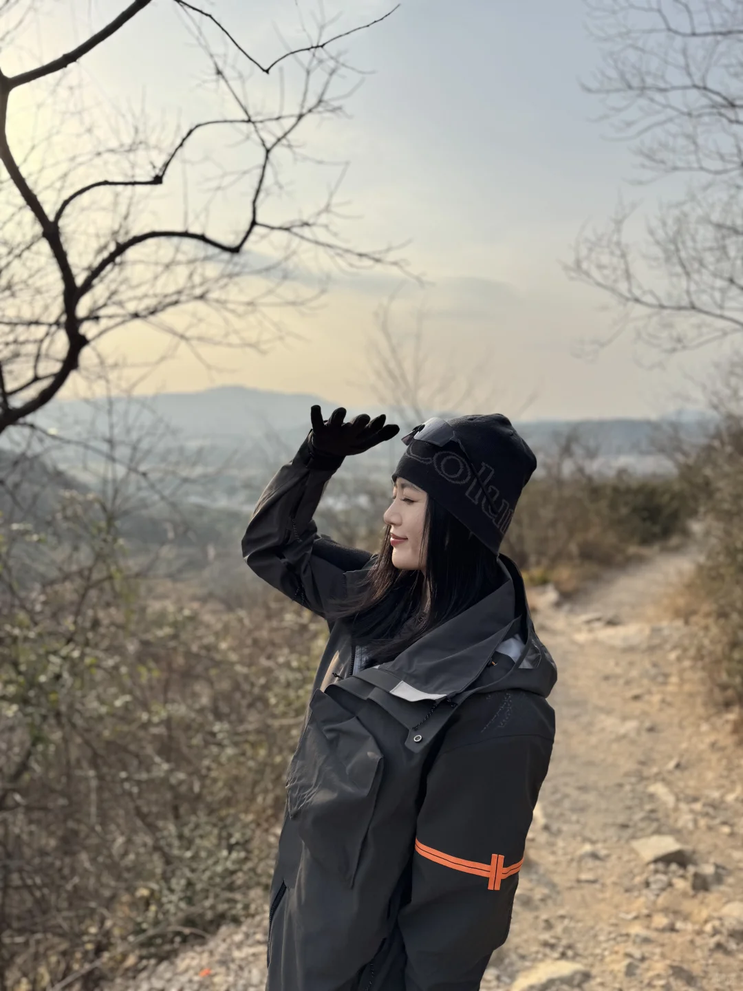 用脚步丈量自然，高颜值运动女孩的爬山之旅