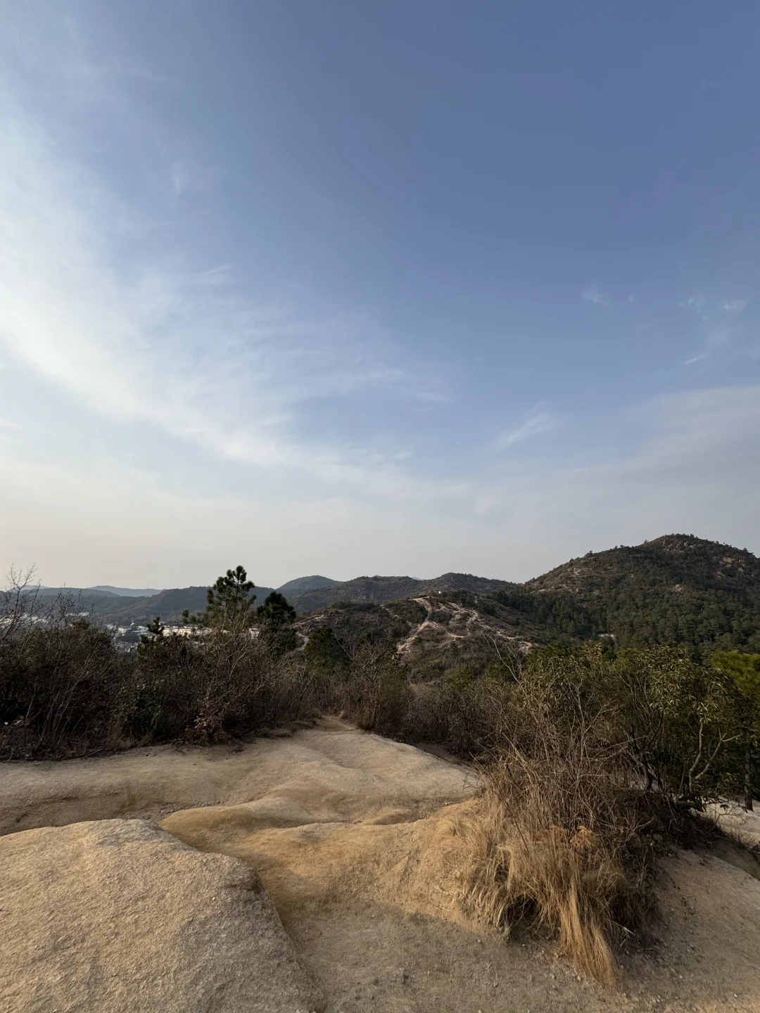 用脚步丈量自然，高颜值运动女孩的爬山之旅