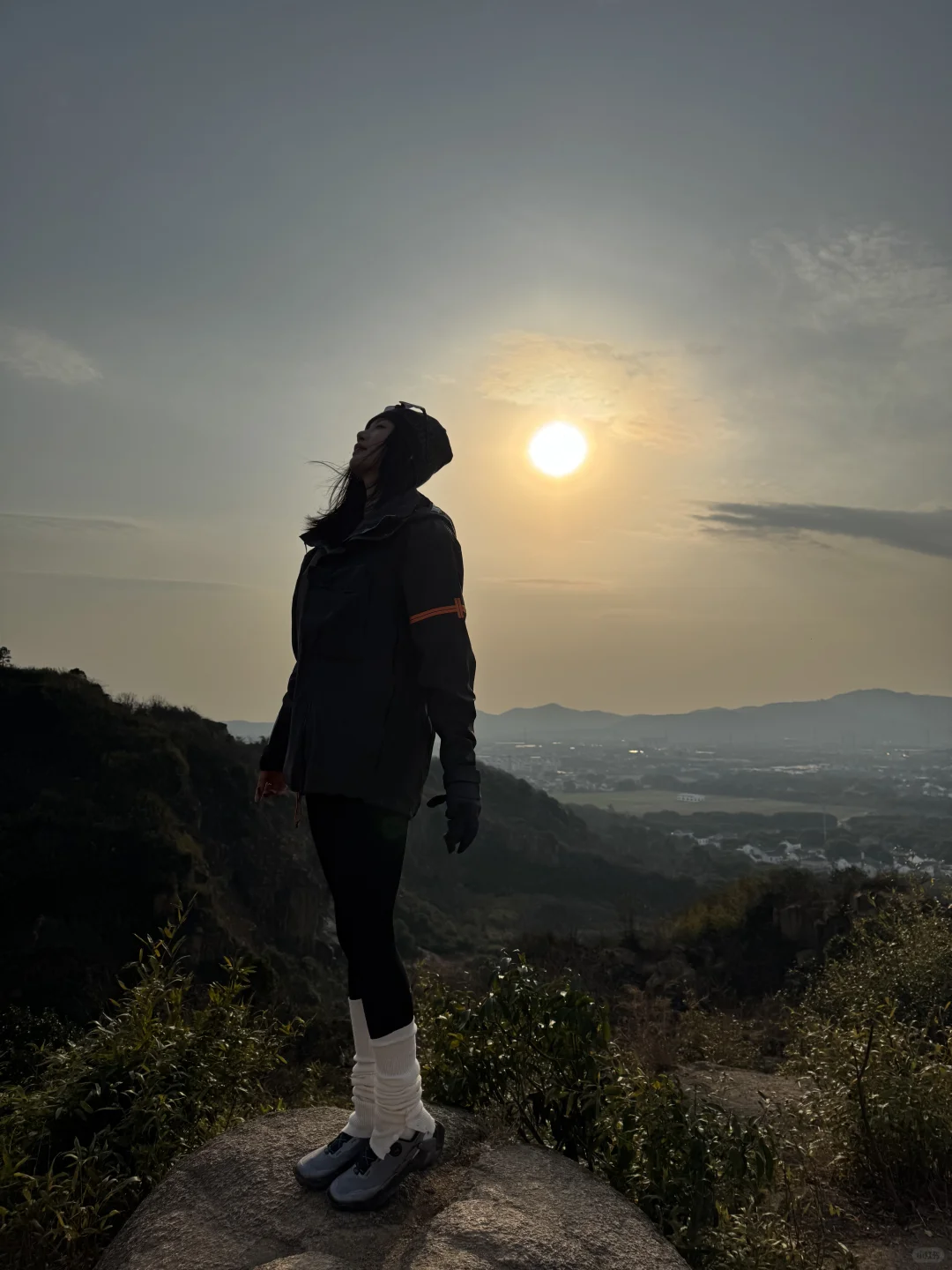 用脚步丈量自然，高颜值运动女孩的爬山之旅