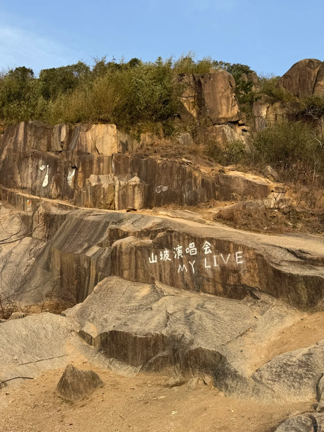 用脚步丈量自然，高颜值运动女孩的爬山之旅