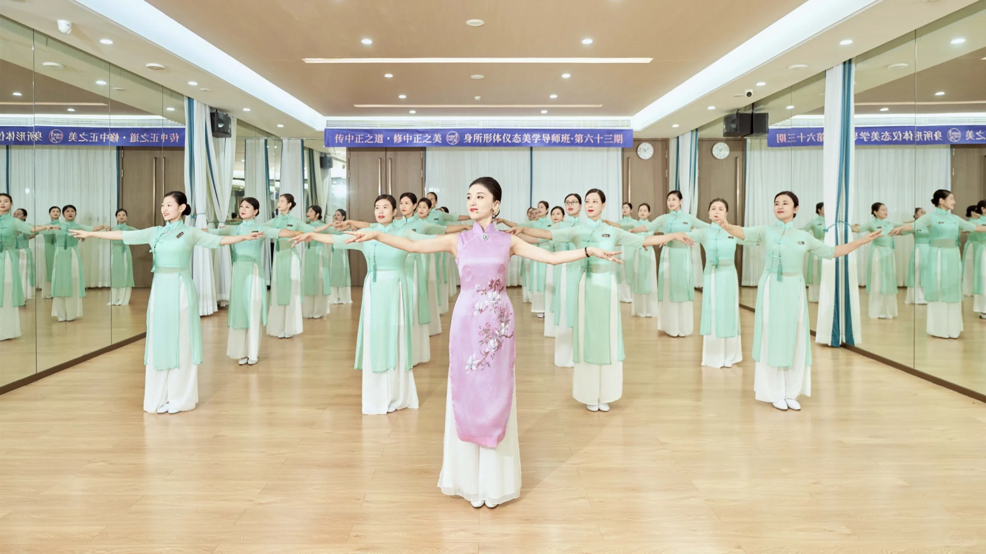 一等女人拼气质，三等女人拼背景