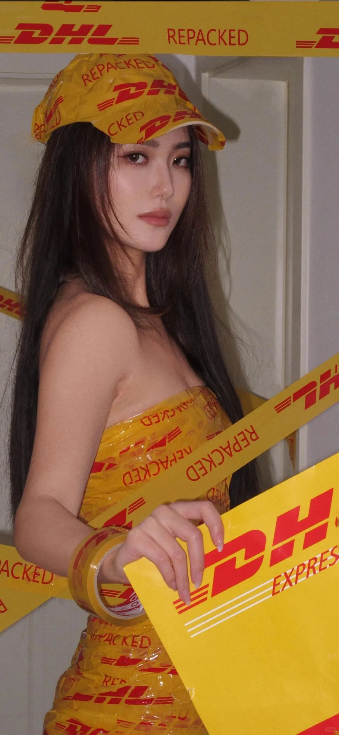 最近挺火的 DHL 胶带裙小姐姐壁纸