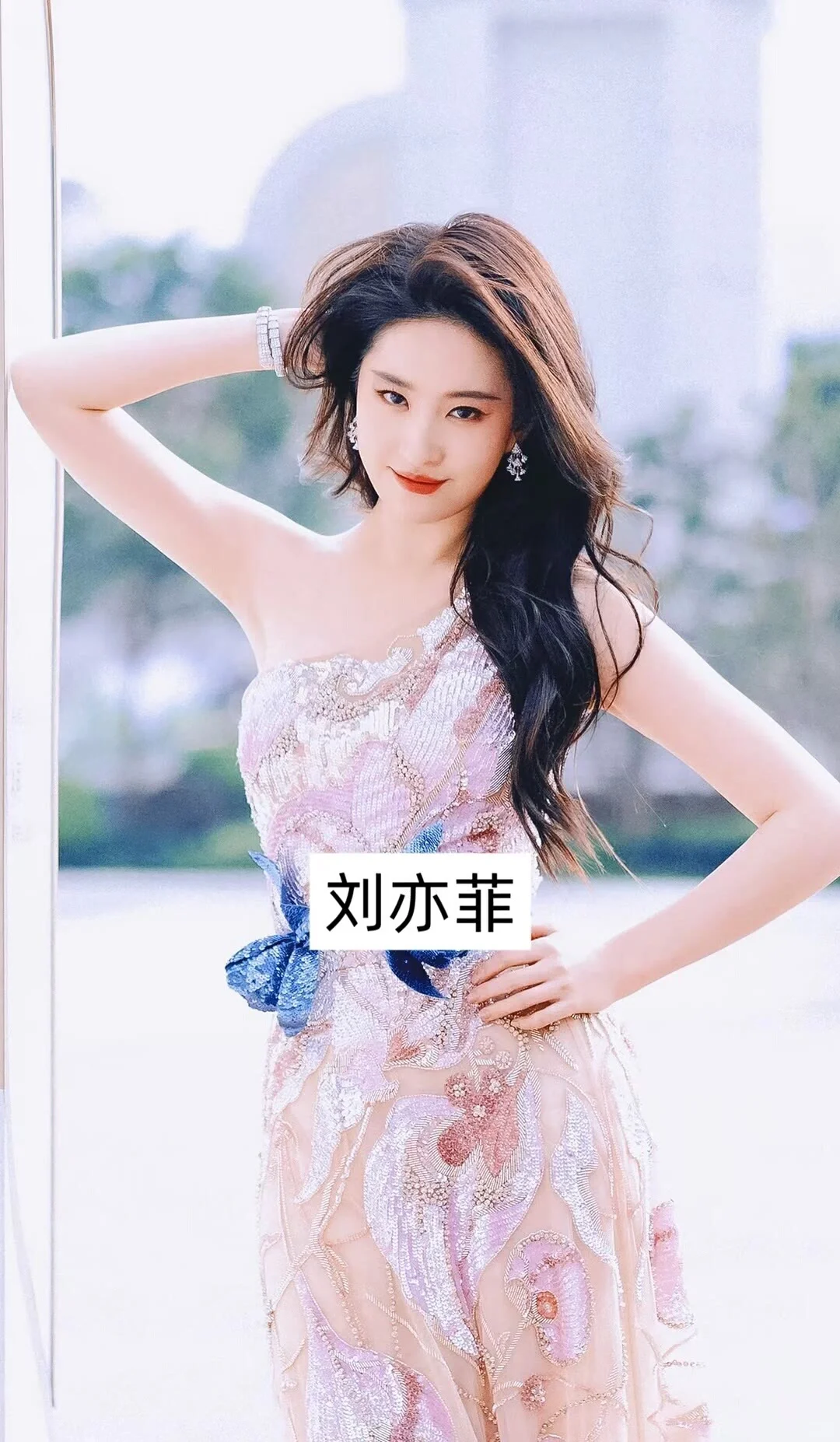 女明星们穿粉色系裙子 你觉得谁最好看？