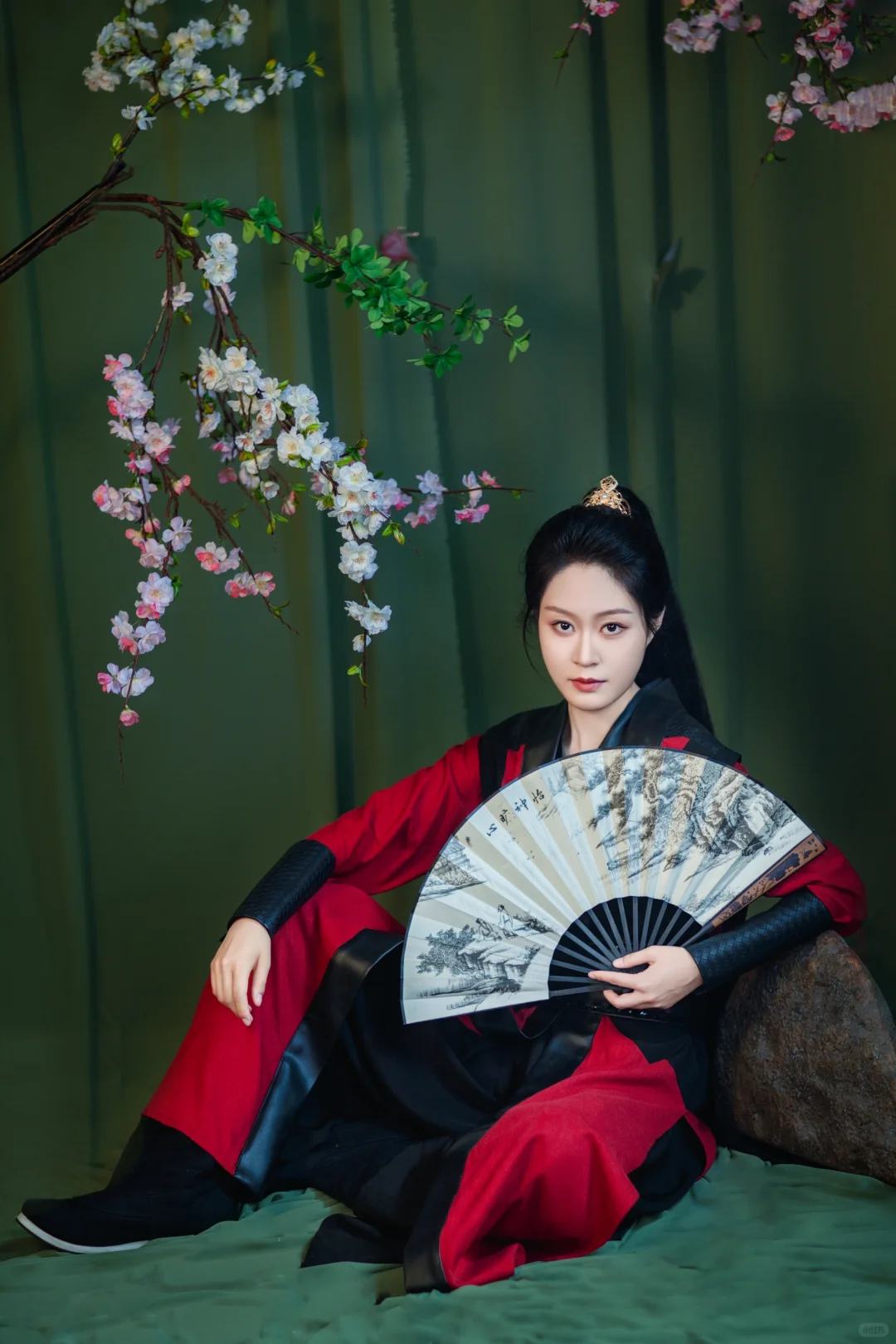 红衣似火，剑舞如风…