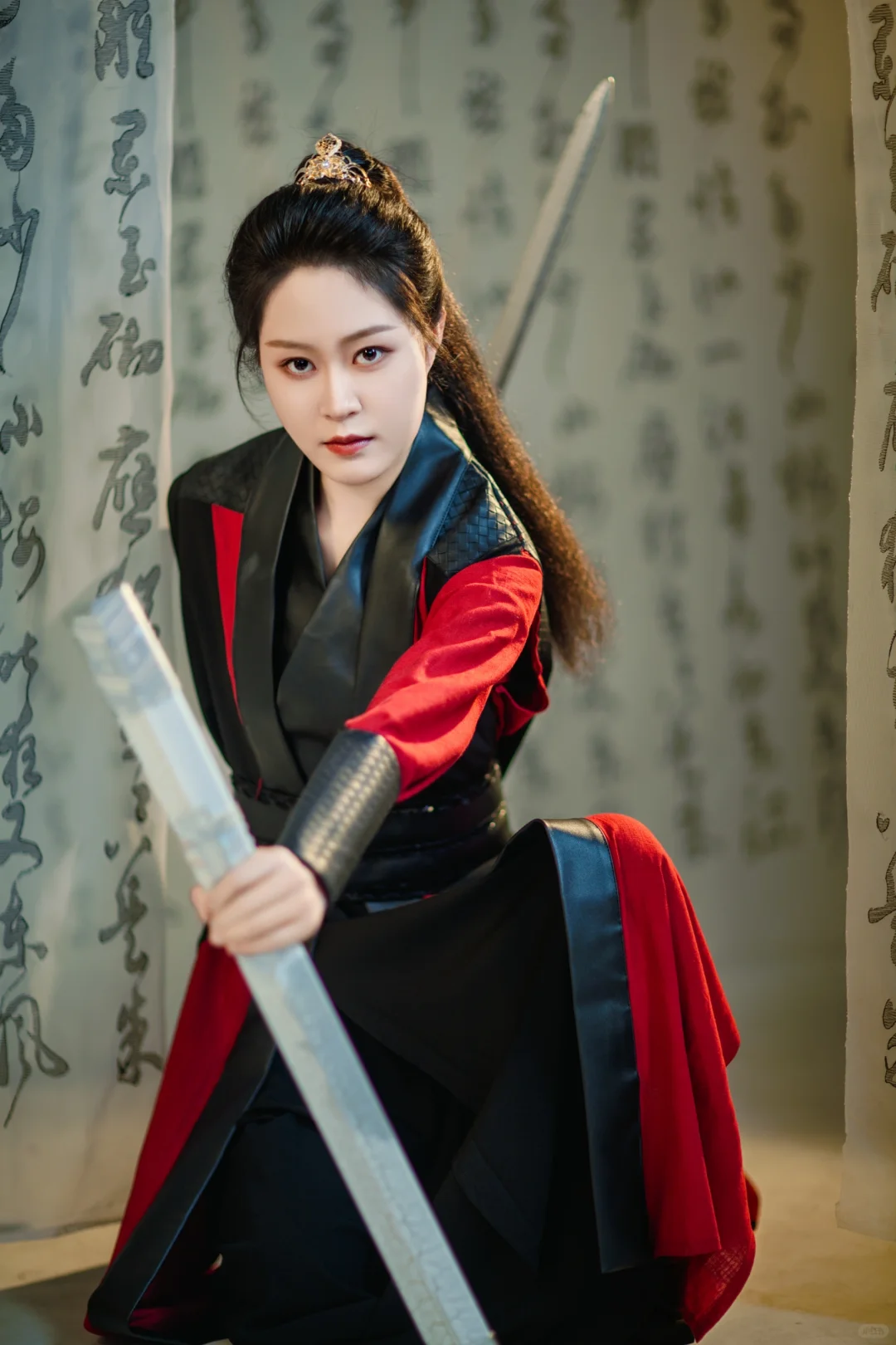 红衣似火，剑舞如风…