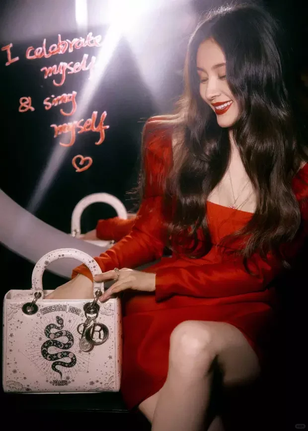 王子文绝美红玫瑰造型，性感扑面而来