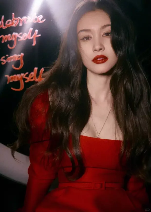 王子文绝美红玫瑰造型，性感扑面而来