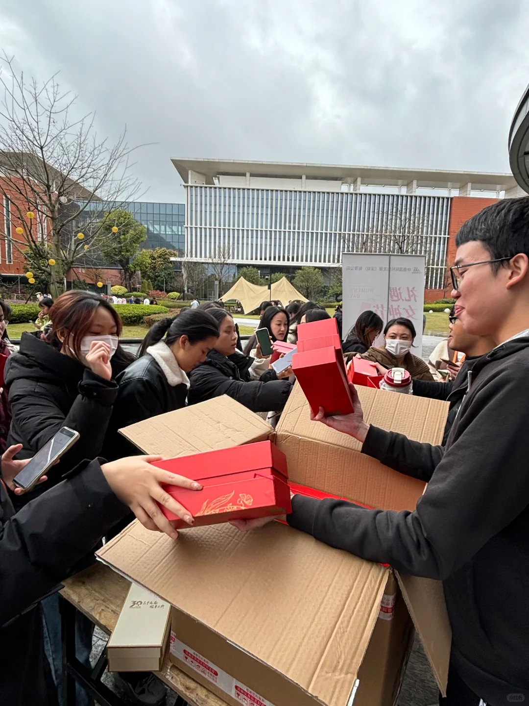 38女神节给派遣华为女员工送福利