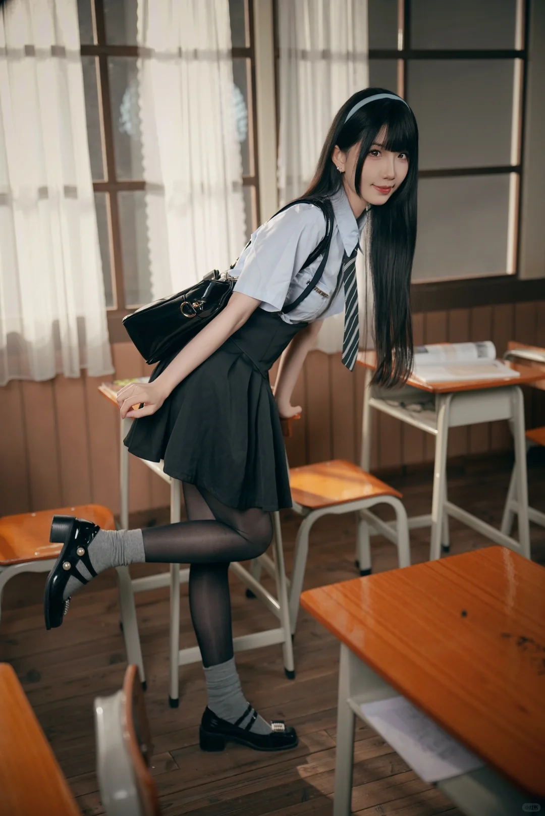 放学后的邂逅-美少女黑丝制服课室写真