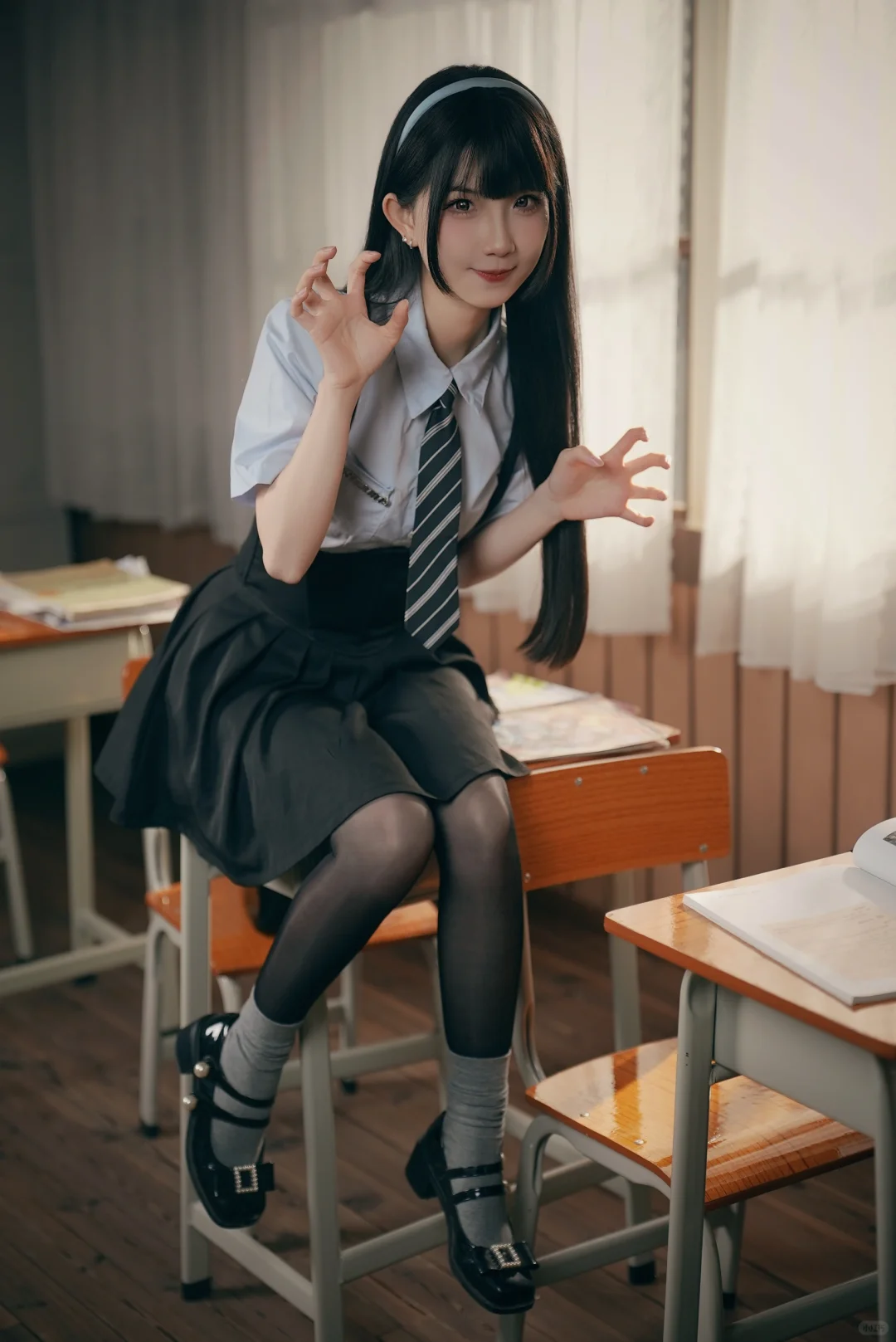 放学后的邂逅-美少女黑丝制服课室写真