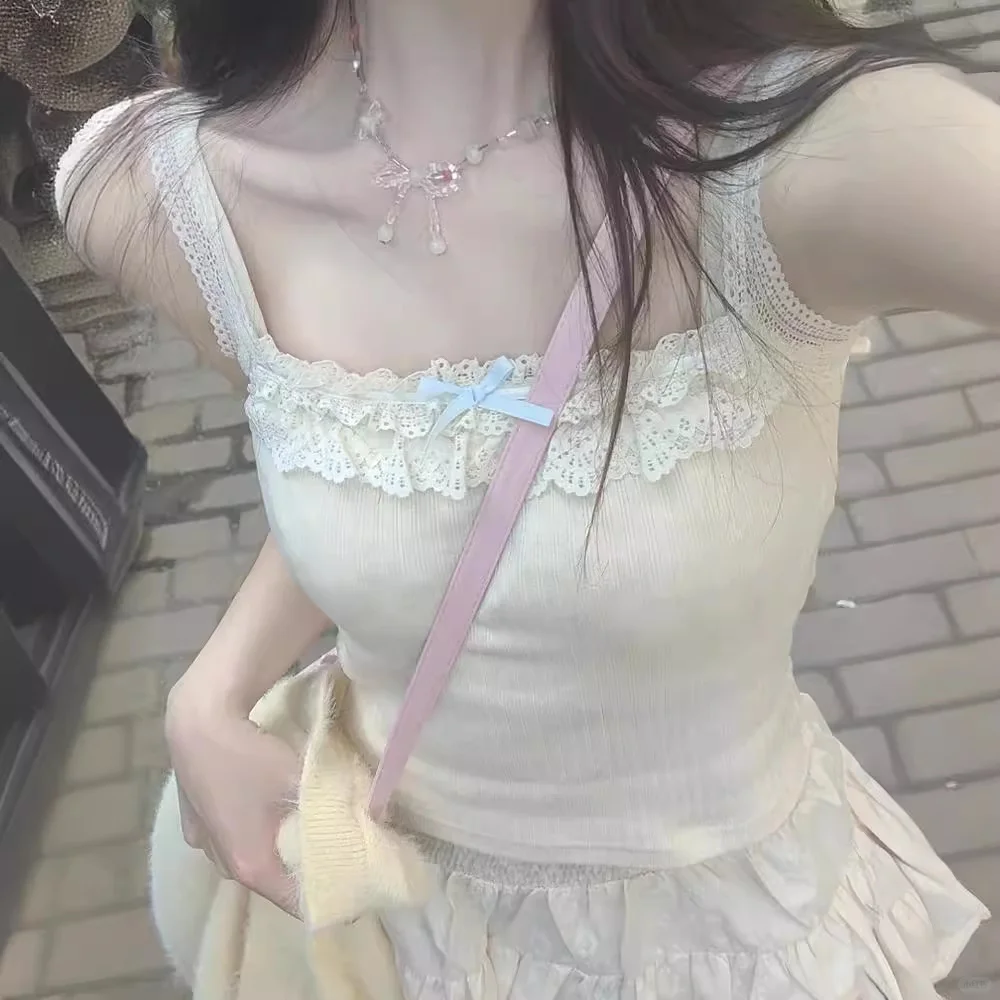 夏日必备?杏色蕾丝吊带背心