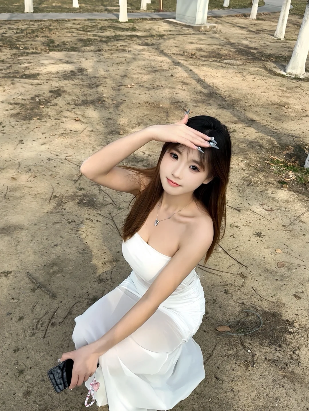 白色的抹胸裙和微风好配