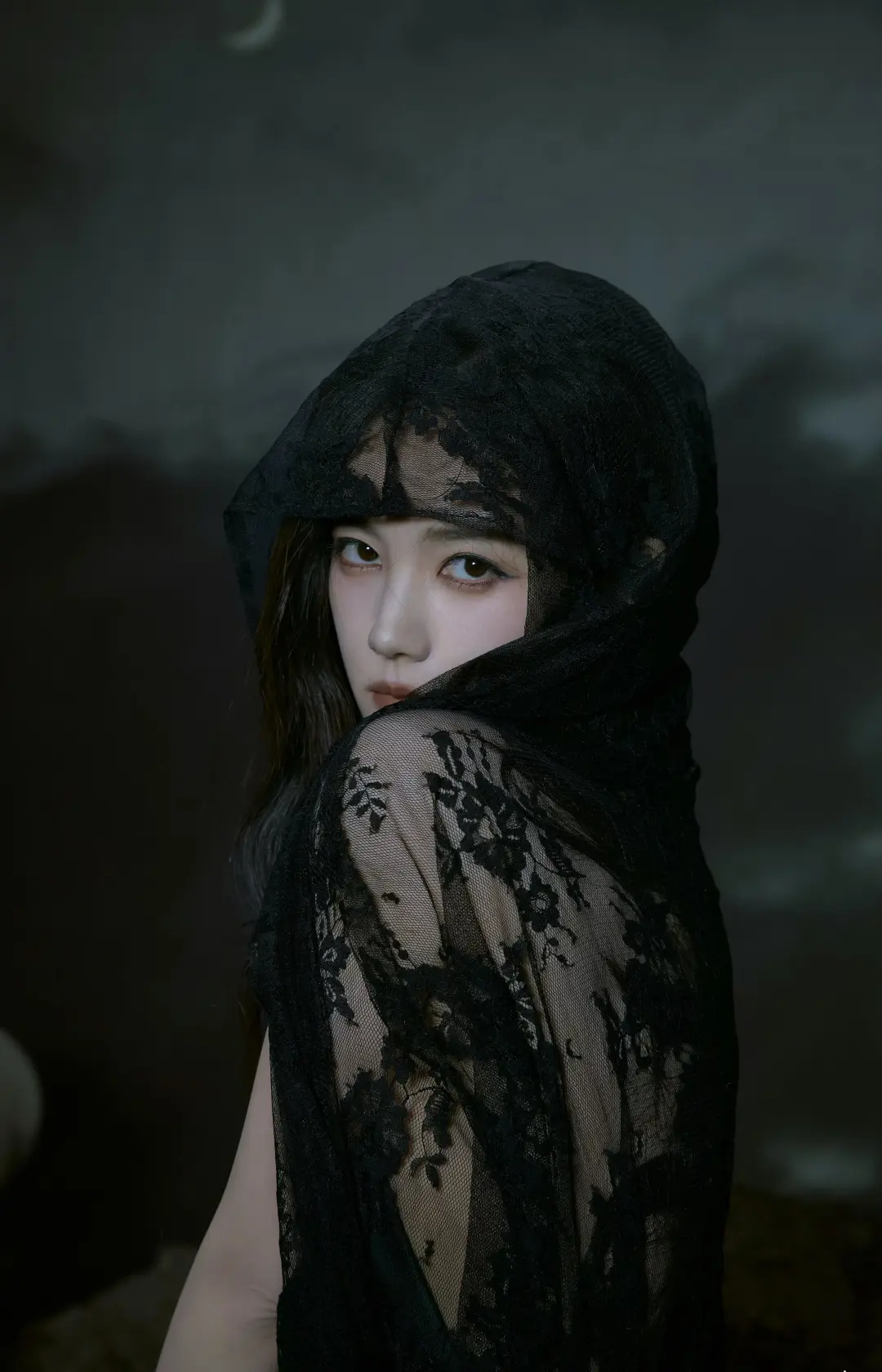 李一桐化身暗黑魔女，挂脖长裙展迷人曲线