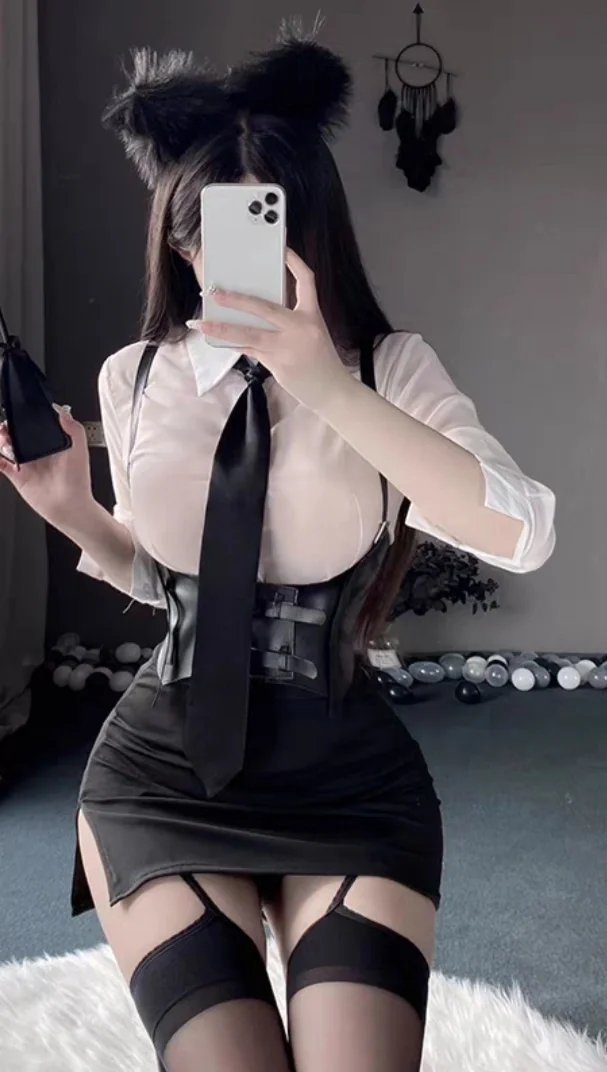 听说女孩子都会有一件很性感的衣服~