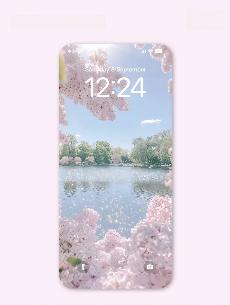 微风拂过，湖水与花都在悄悄心动