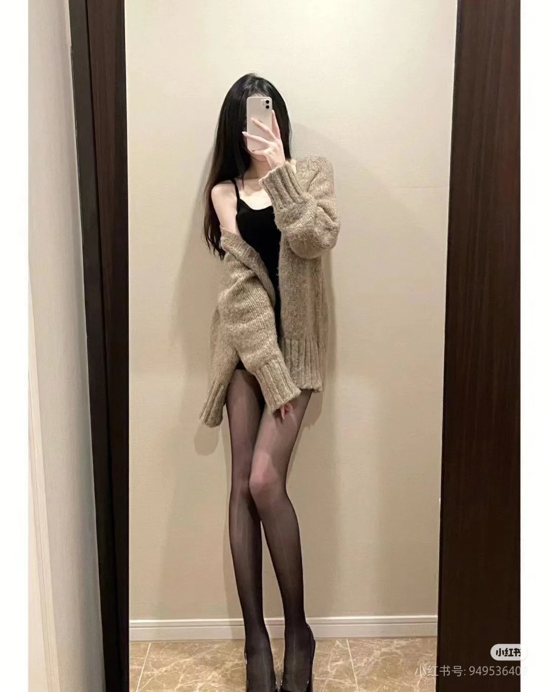 📸 自拍大公开！浅色毛衣×黑丝，秋冬也能