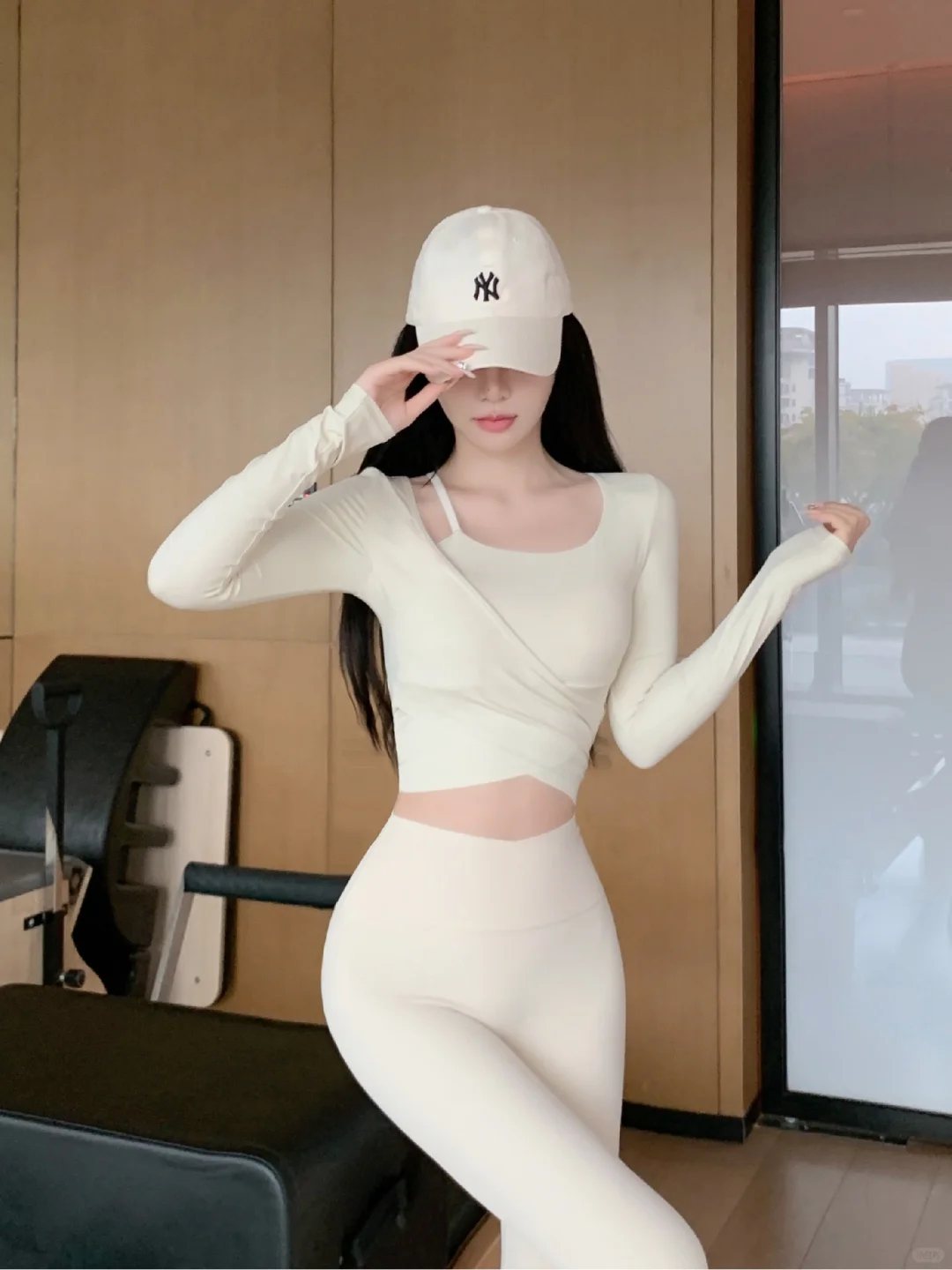 奶白假两件瑜伽服的魅力无需多言！