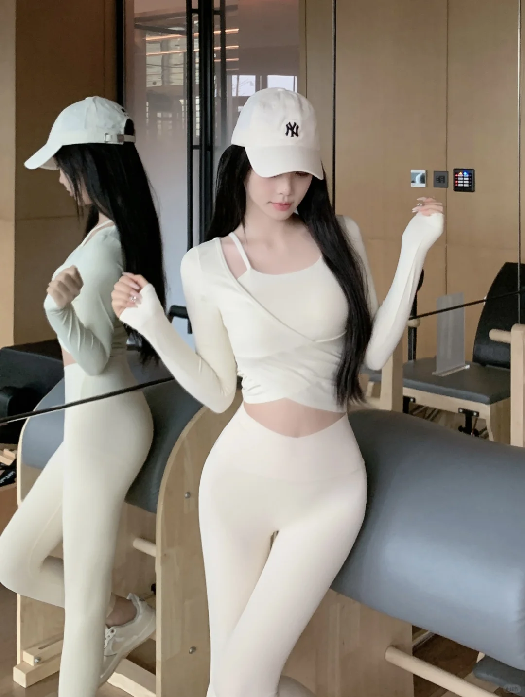 奶白假两件瑜伽服的魅力无需多言！