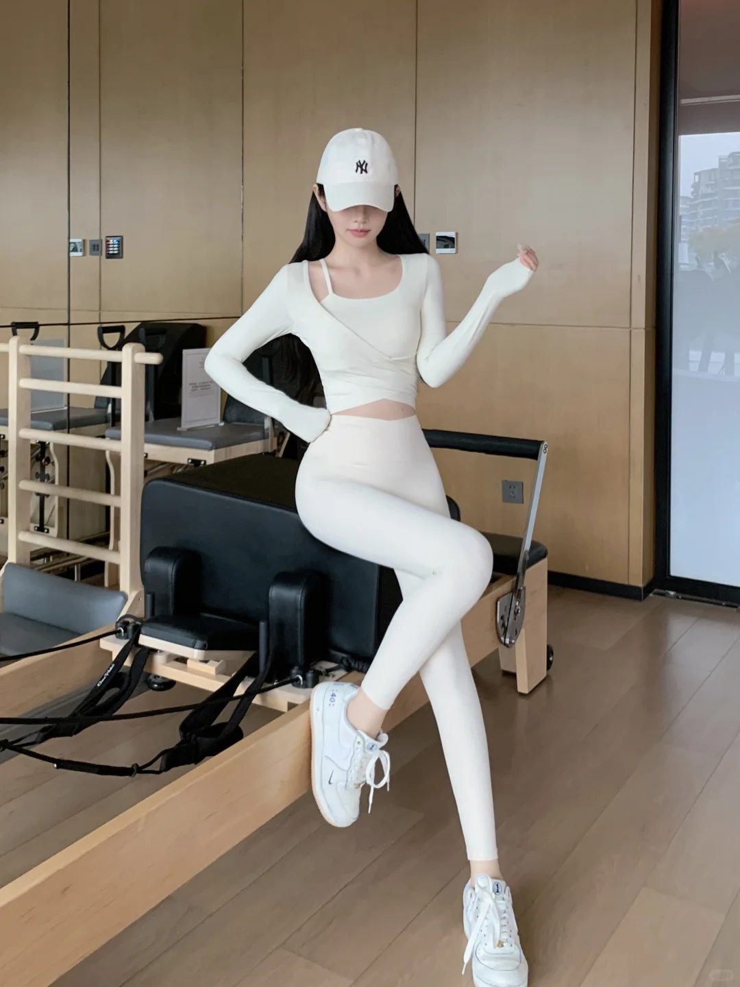 奶白假两件瑜伽服的魅力无需多言！