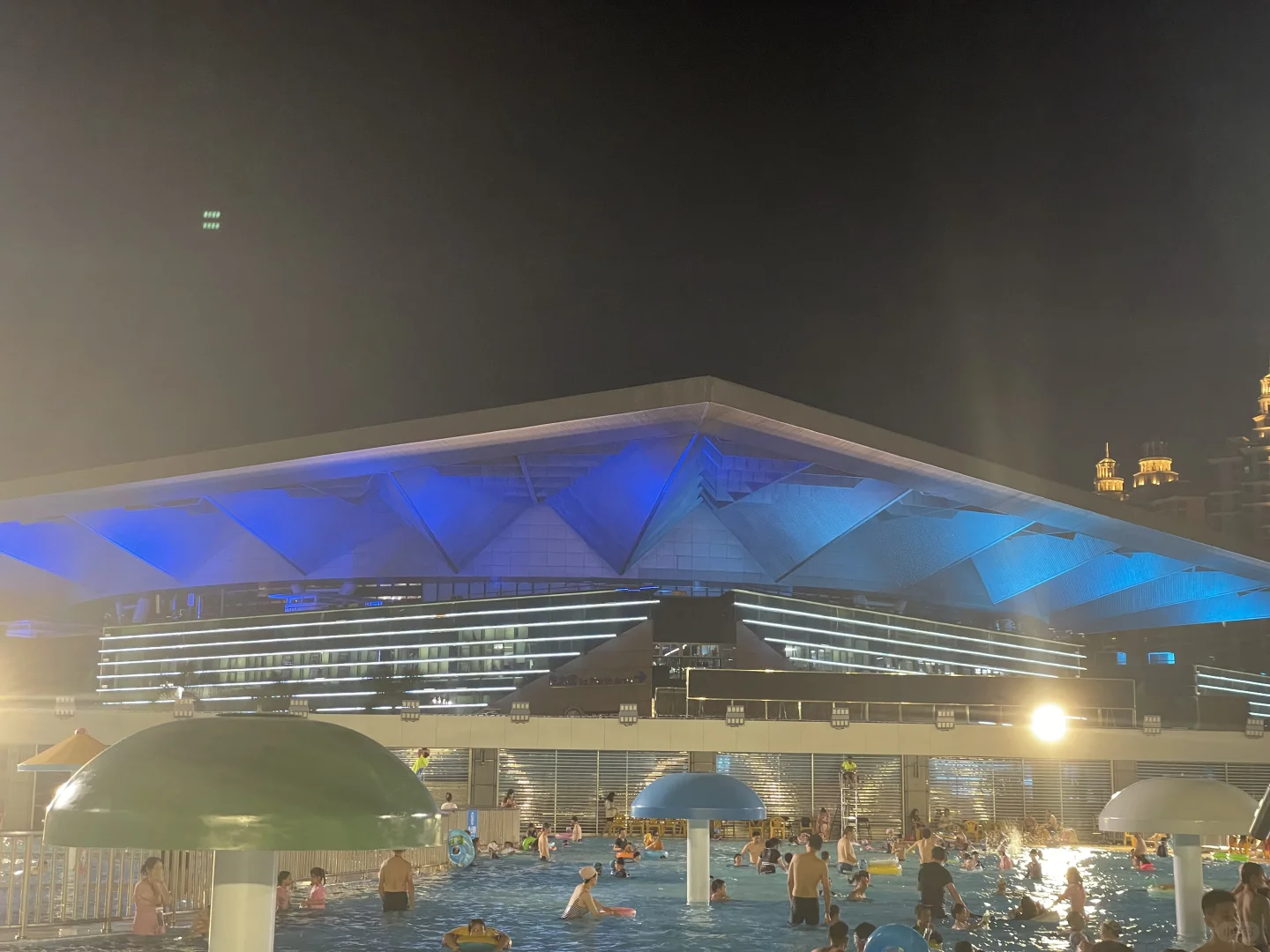 夏天适合泡在水里🏊