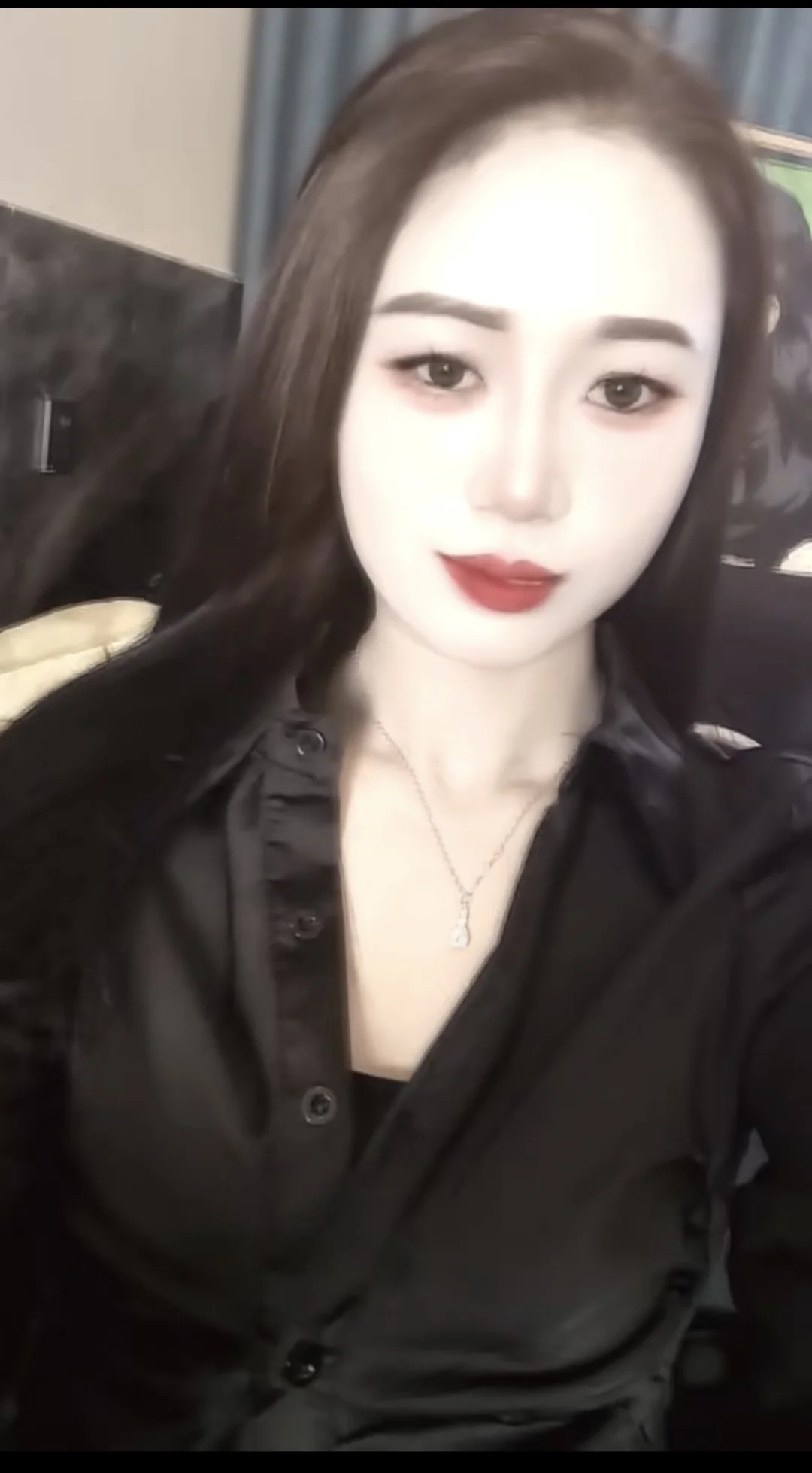 这两妹纸谁好看，大家来评评