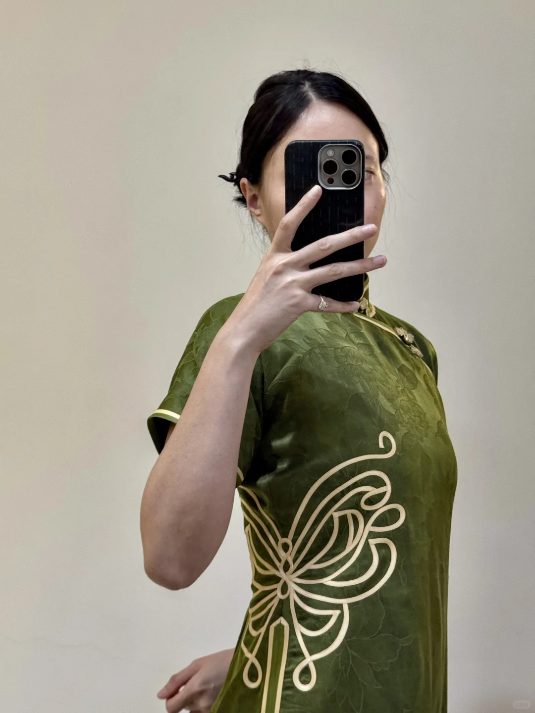 香云纱一绲一宕抱腰大蝴蝶平裁旗袍