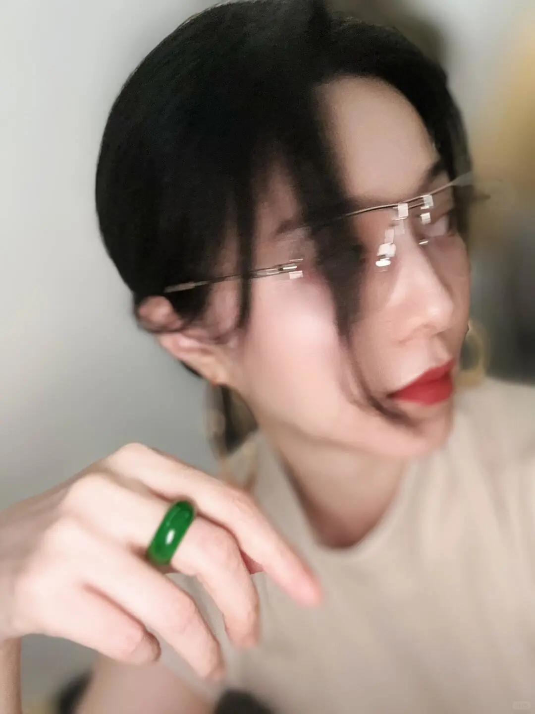 美冰姐超经意露手指