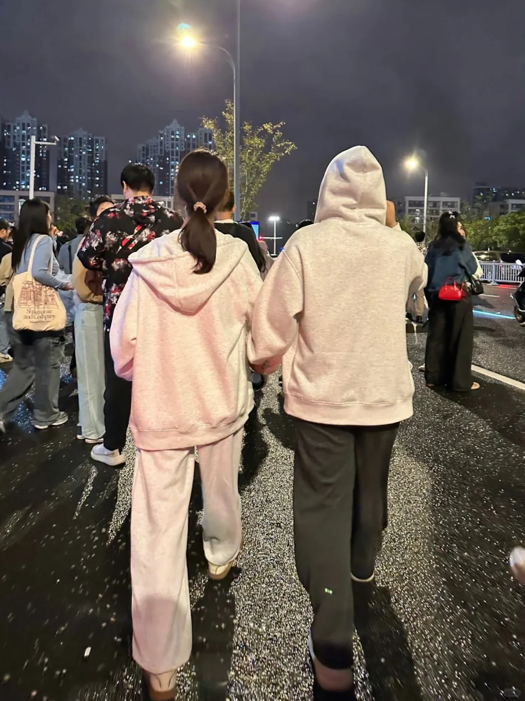 晚上和朋友散步看到的…