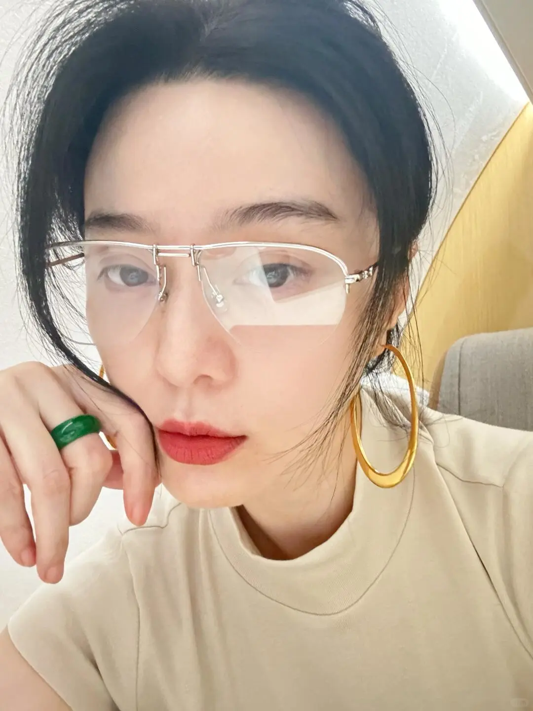 美冰姐超经意露手指