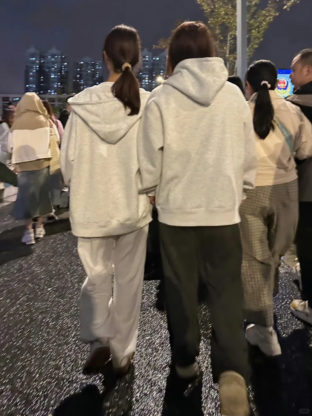 晚上和朋友散步看到的…
