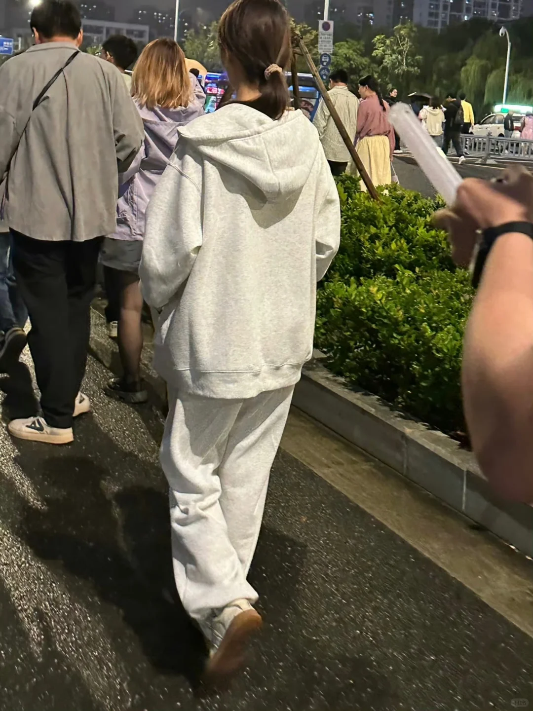 晚上和朋友散步看到的…