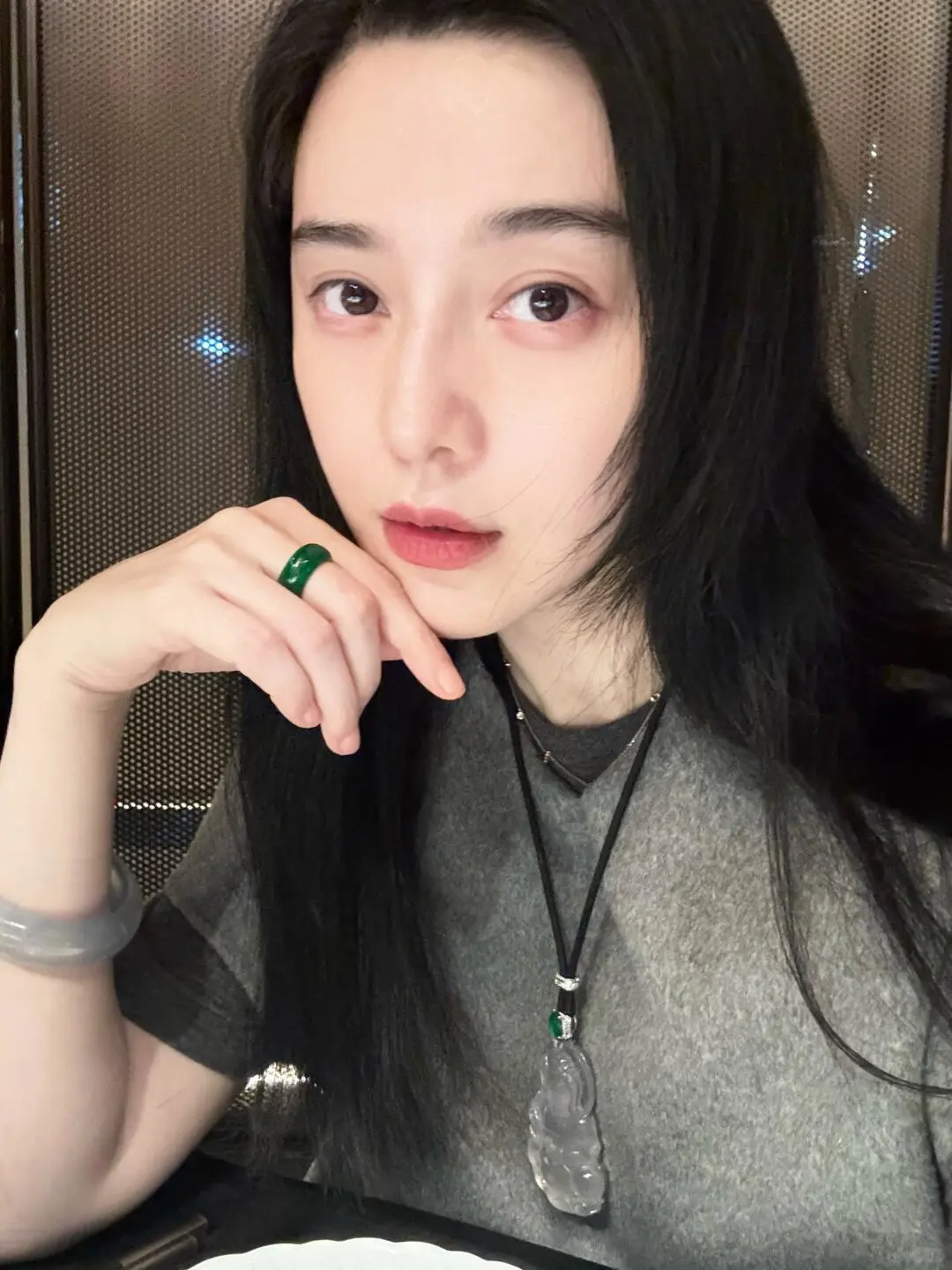 美冰姐超经意露手指