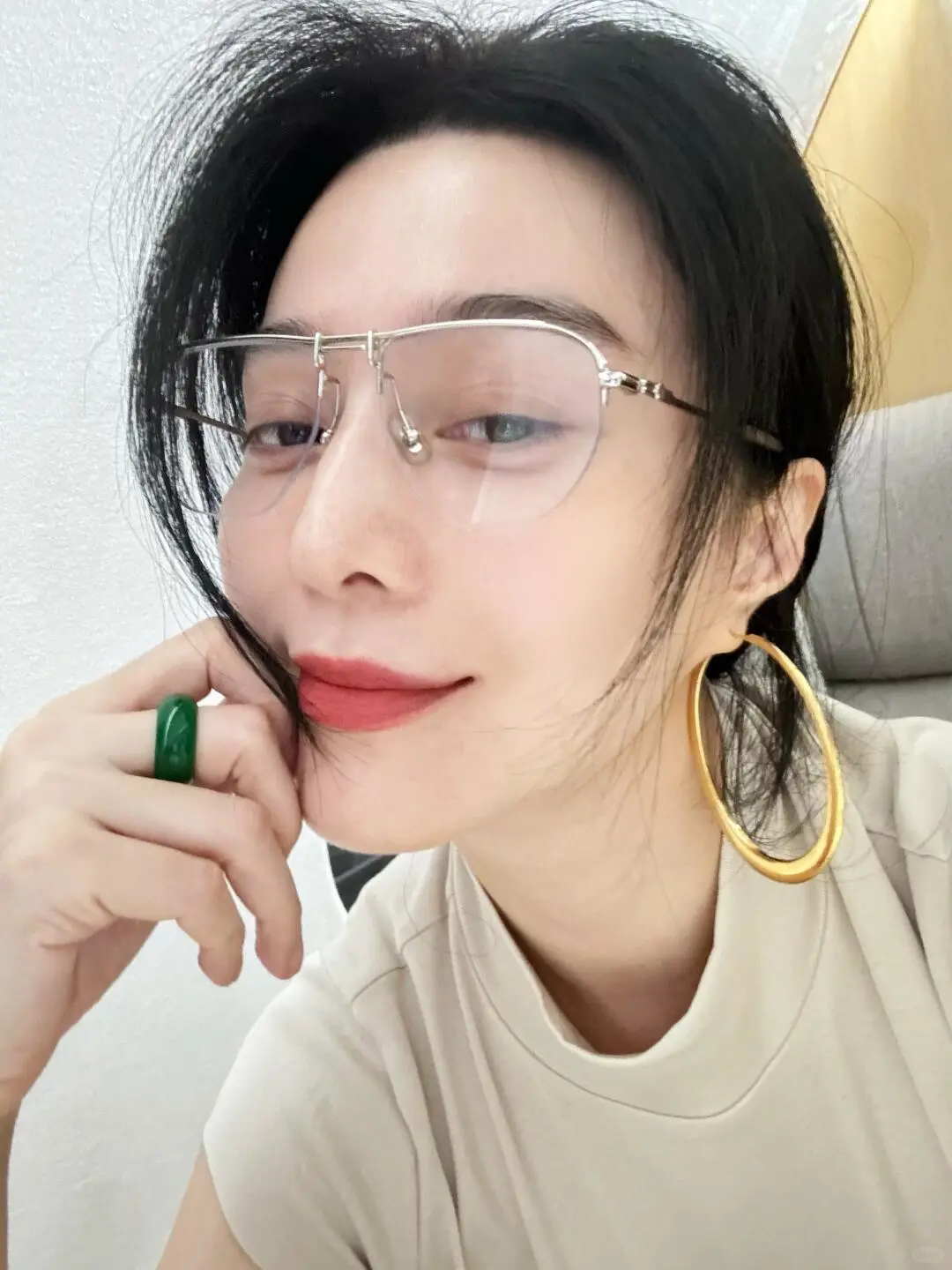 美冰姐超经意露手指