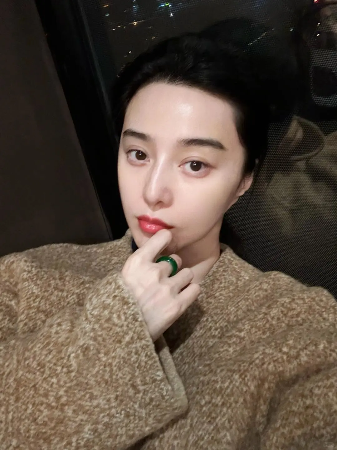 美冰姐超经意露手指