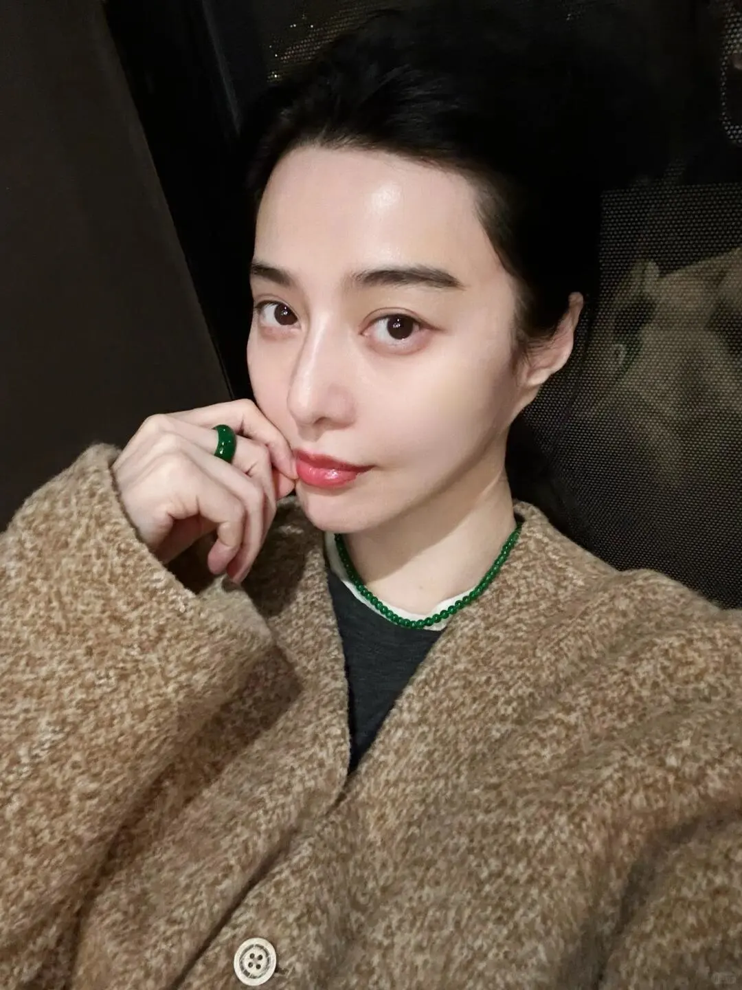 美冰姐超经意露手指