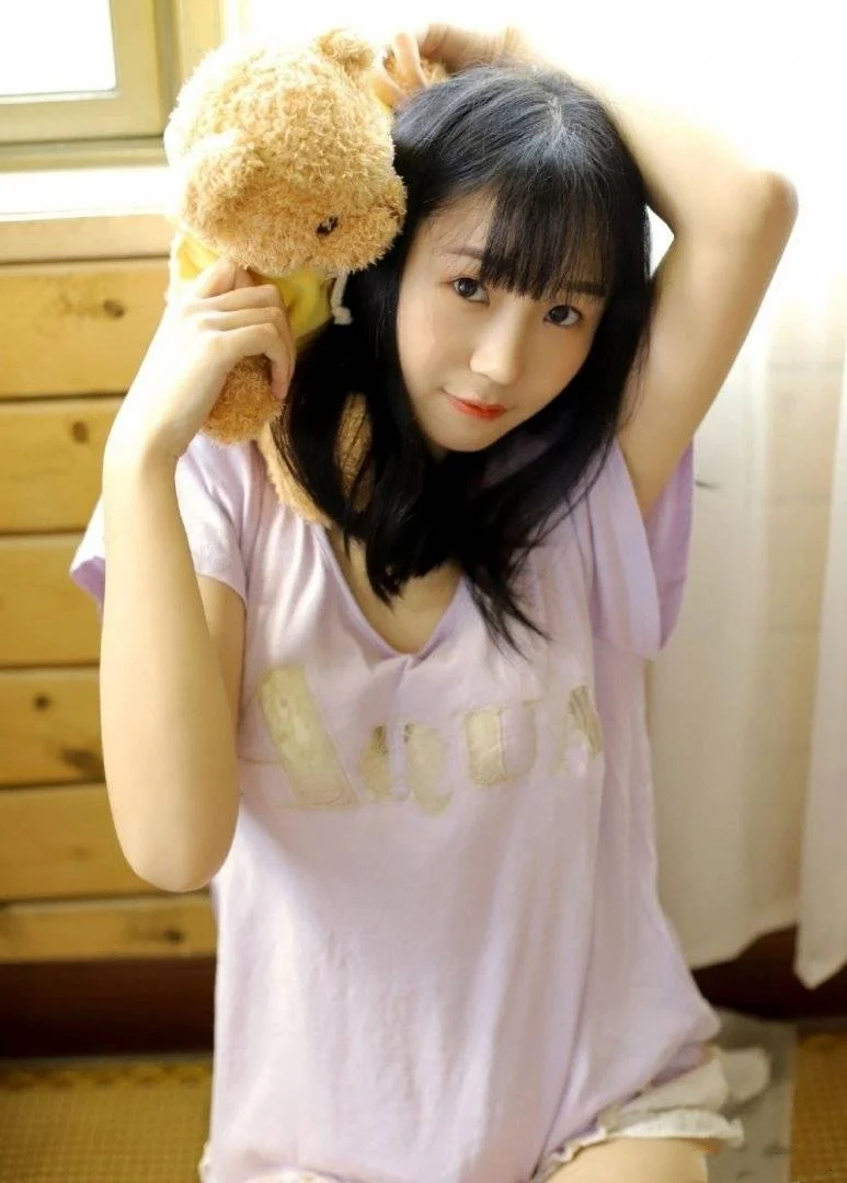 清纯美女，白嫩美腿，唯美！