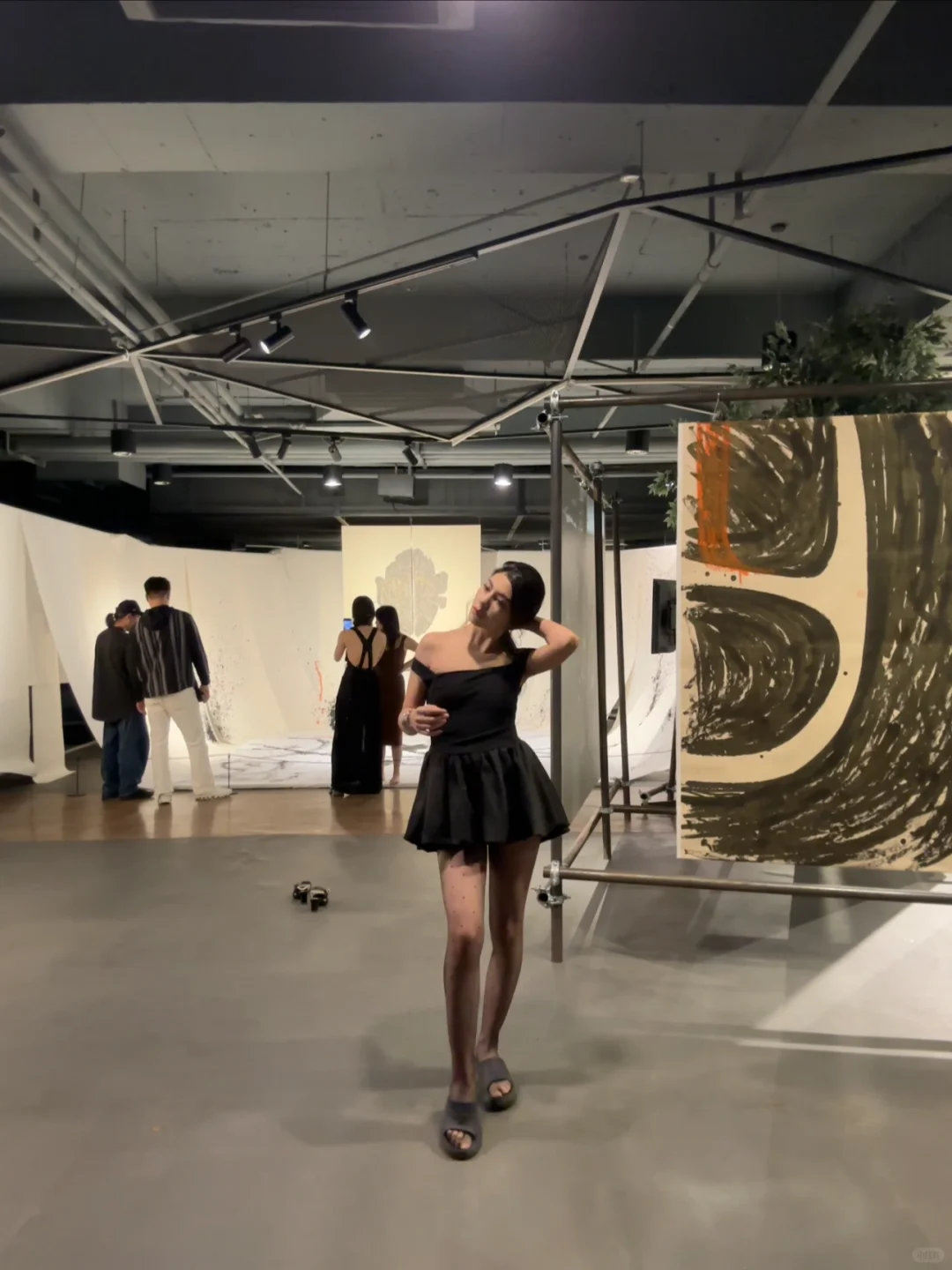 一边看展一边拍照