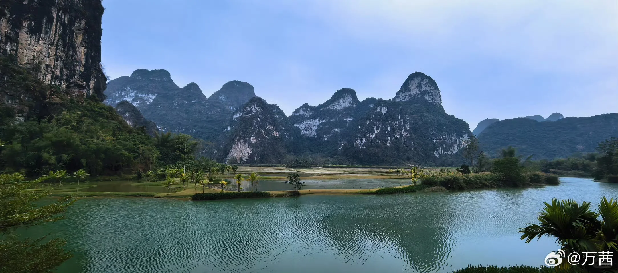 万茜，美景配美人，笑容比山水更耀眼
