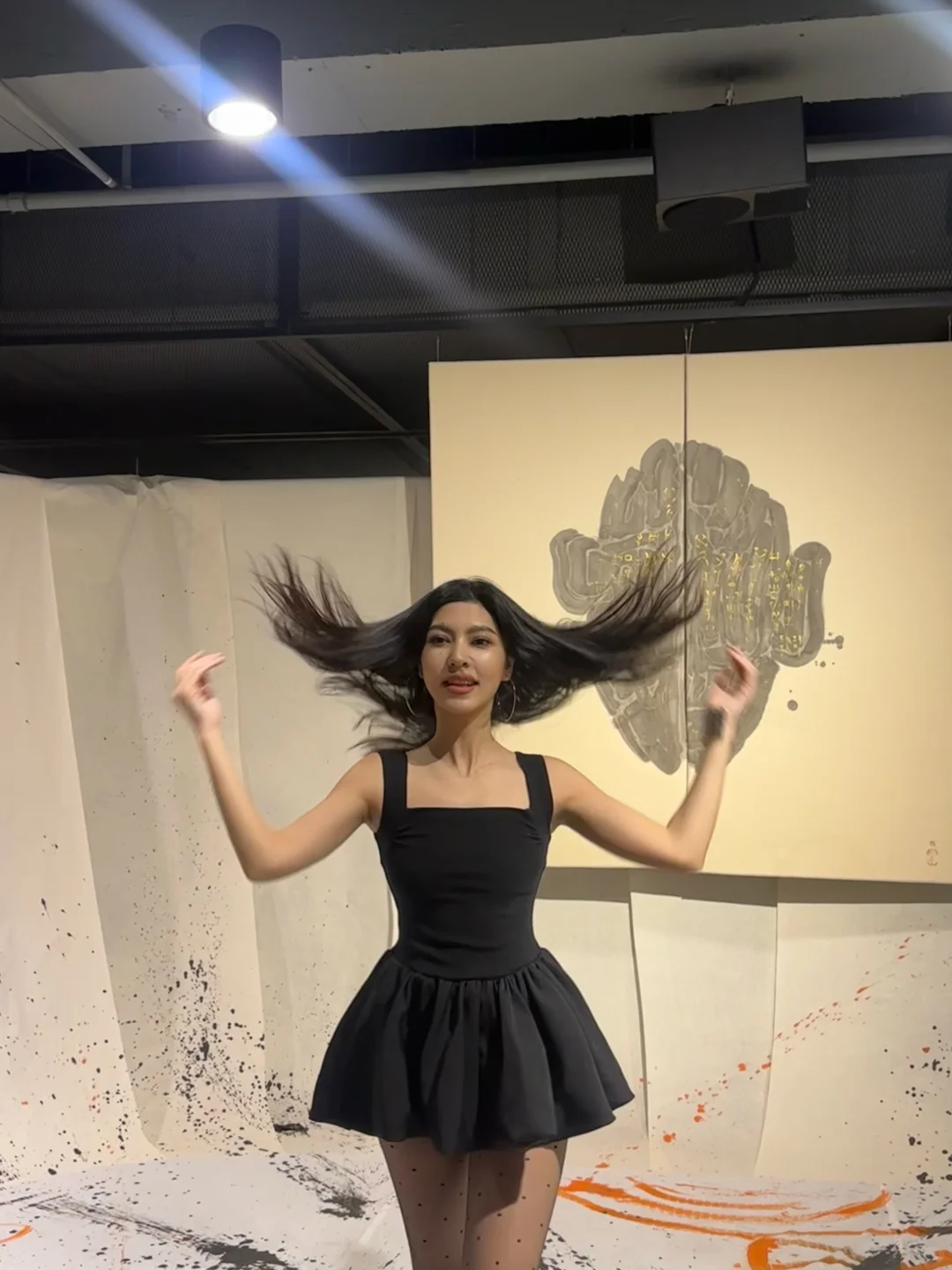 一边看展一边拍照