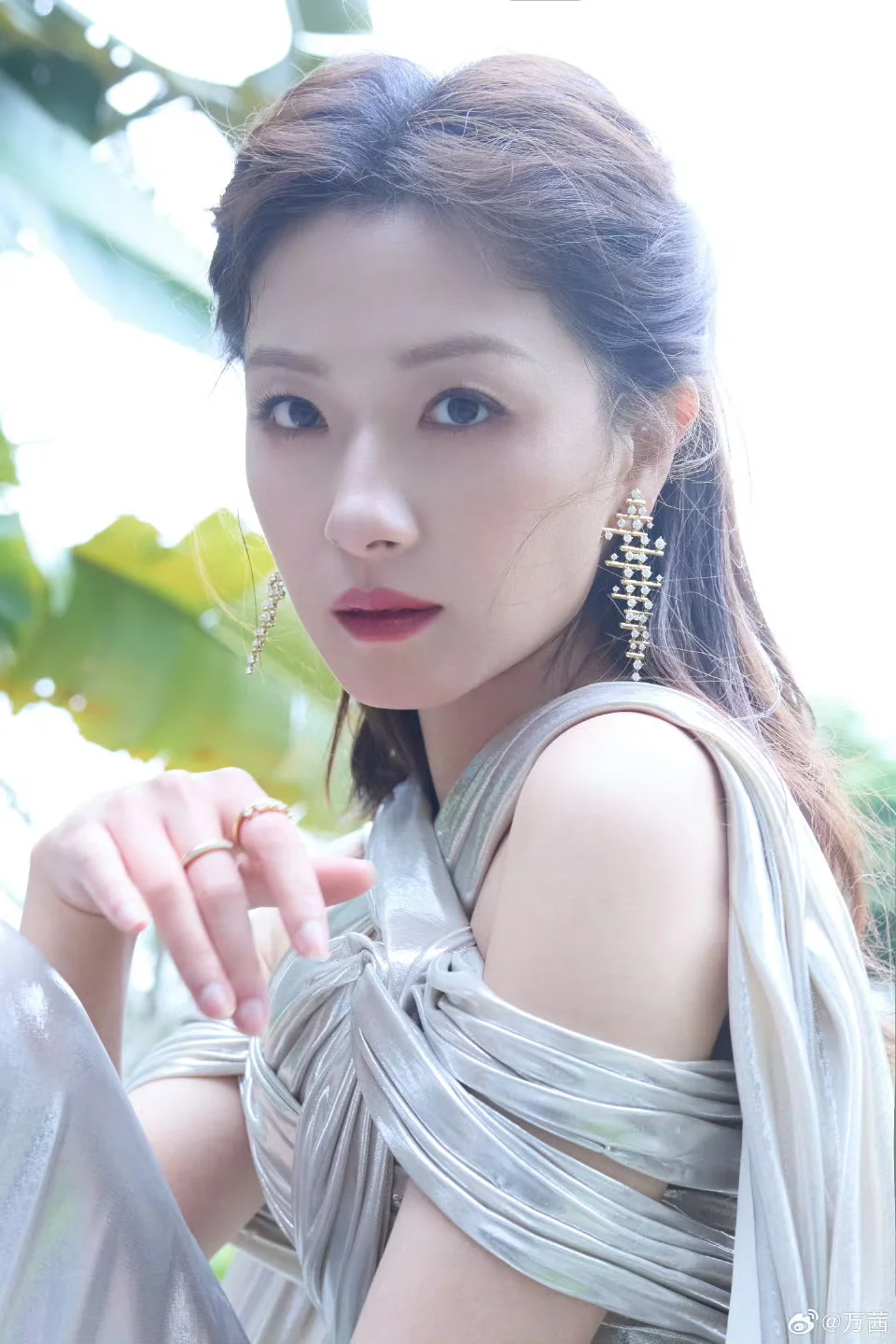 万茜，美景配美人，笑容比山水更耀眼