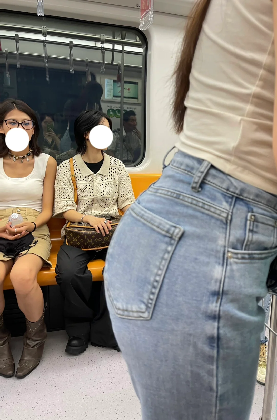 我的屁股翘到可以顶起来地铁上的美女们