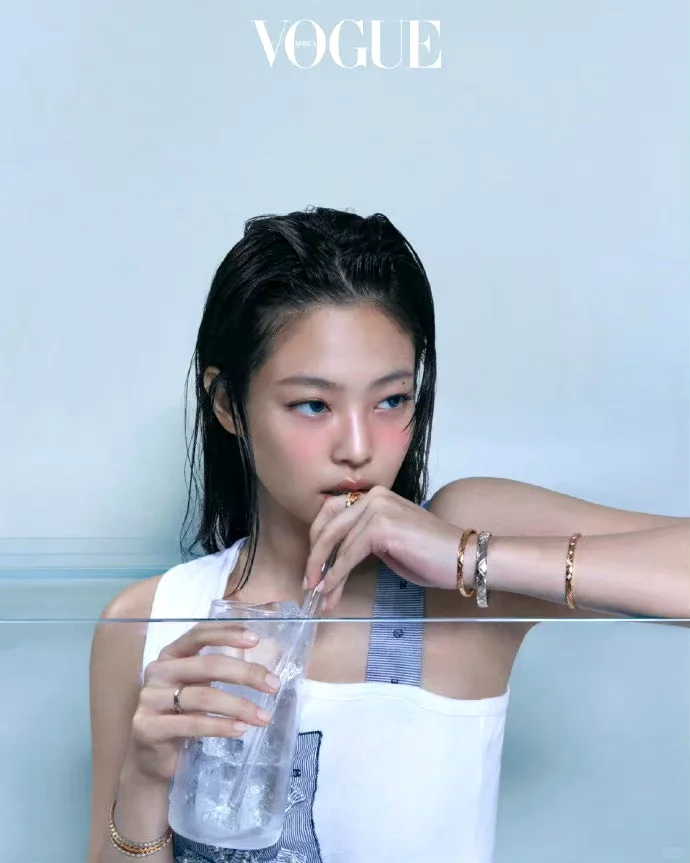 jennie登VOGUE封面！白丝+湿发谁懂！